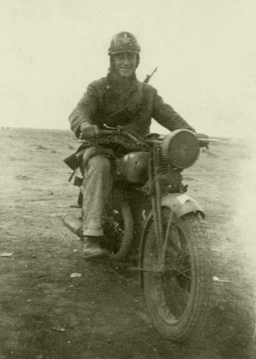 1942年拍摄的一张意军吉莱拉(Gilera)LTE 500军用摩托照片。