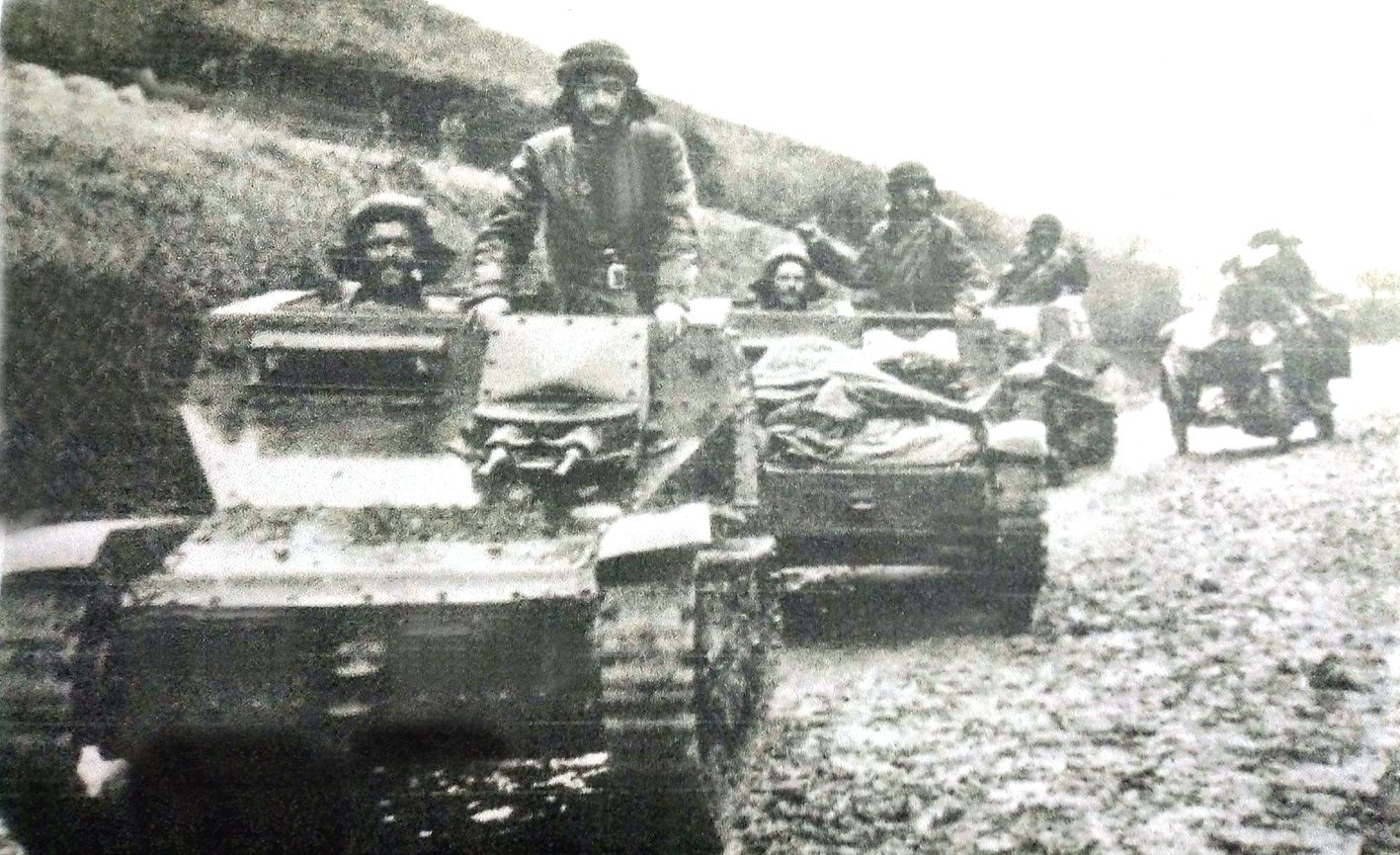 1940年11月,意军第131装甲师的CV3/35(L3)小型坦克在路上行进,后面跟着一辆摩托车。