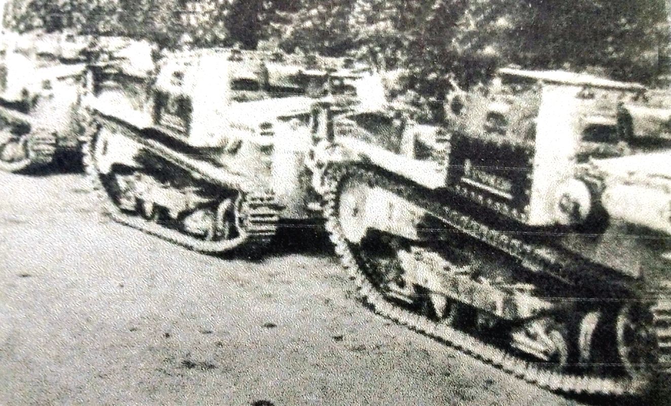 1941年5月,南斯拉夫,意军第133装甲师的一队CV3/35(L3)小型坦克停靠在公路边。