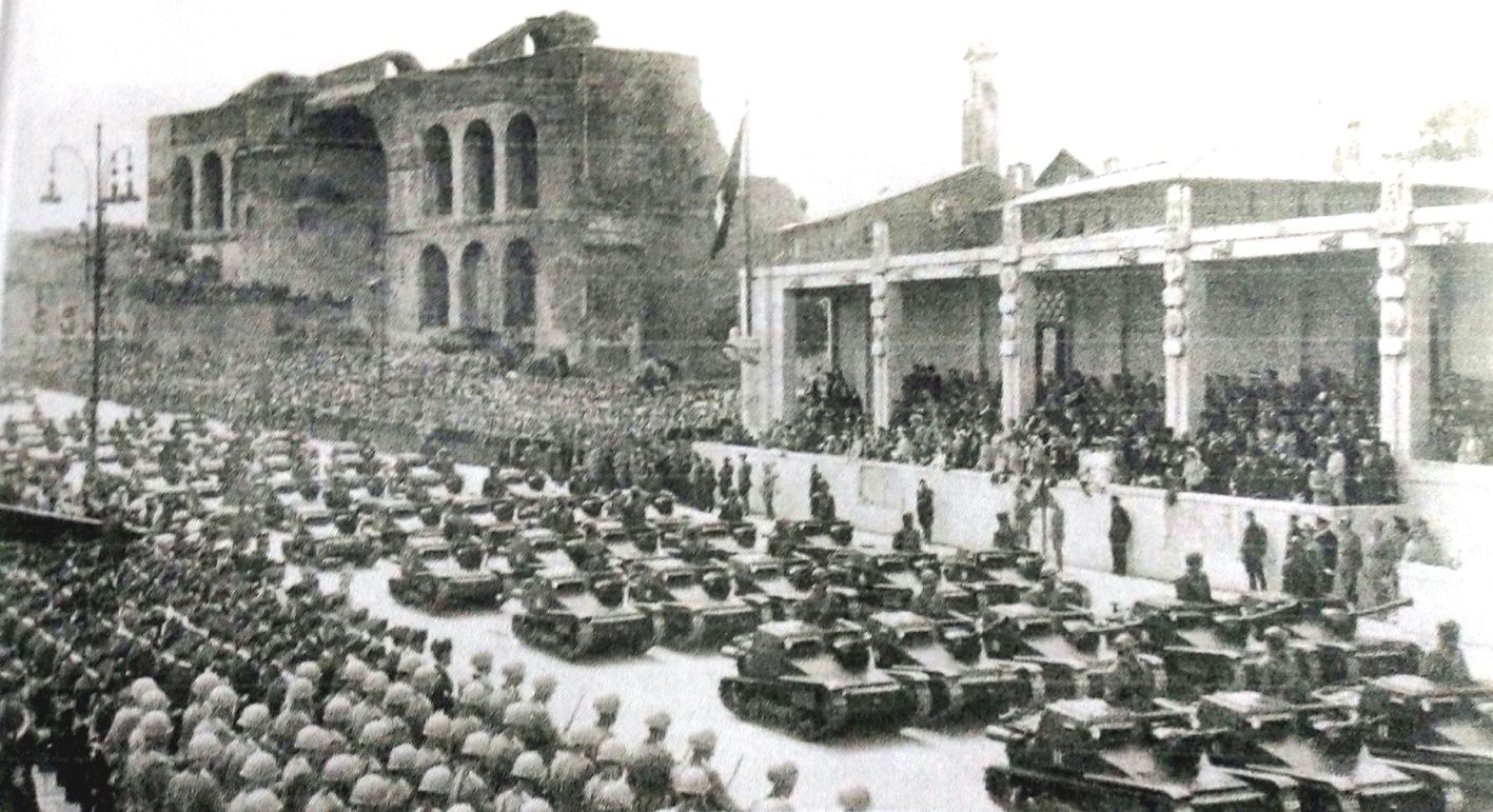 1939年,意大利罗马,意军装甲营的CV3/35(L3)小型坦克接受检阅。