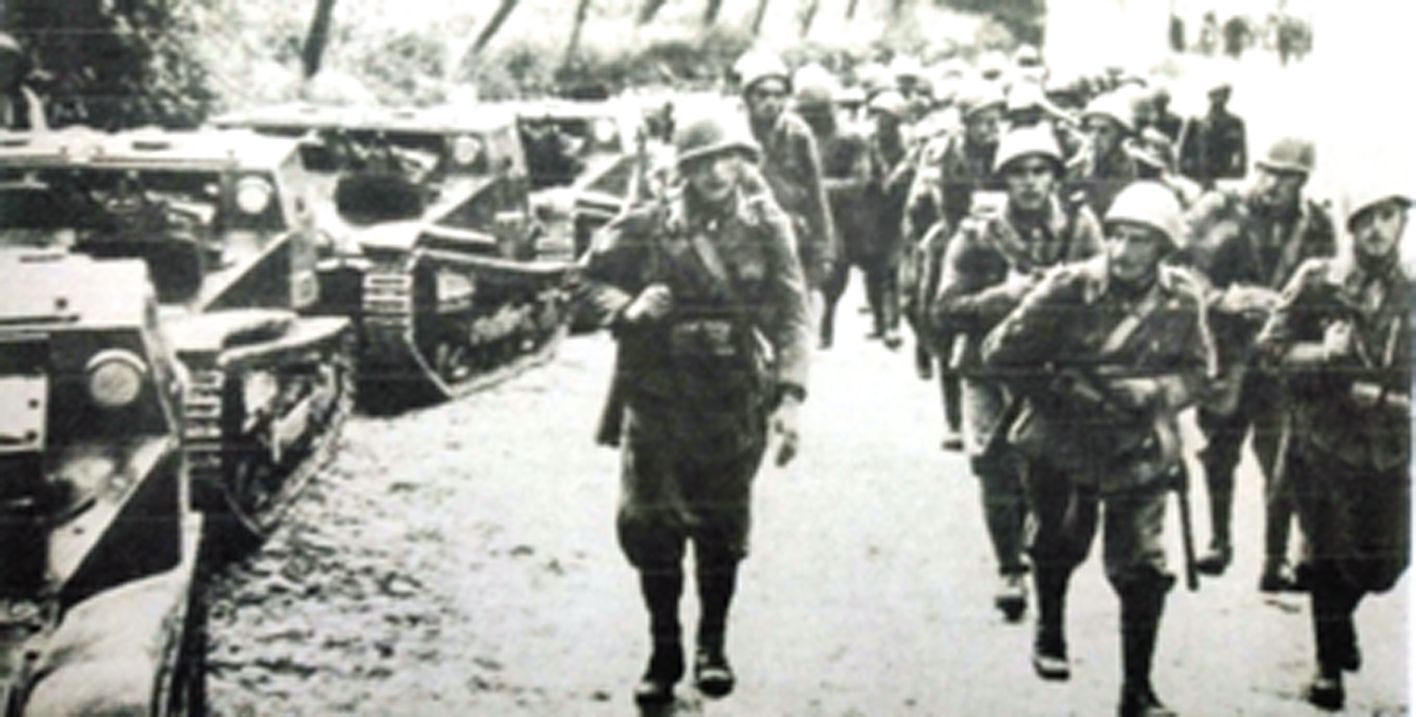 1939年,意军装甲营的CV3/35(L3)小型坦克与意军步兵在行进中。