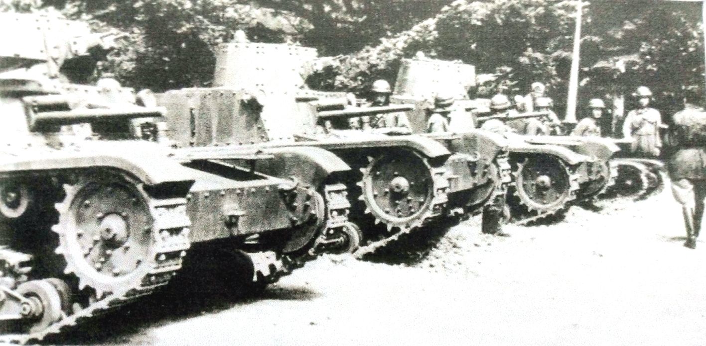 1939年,非洲东部战场,依靠树林掩护待命的意大利装甲部队M11/39中型坦克。