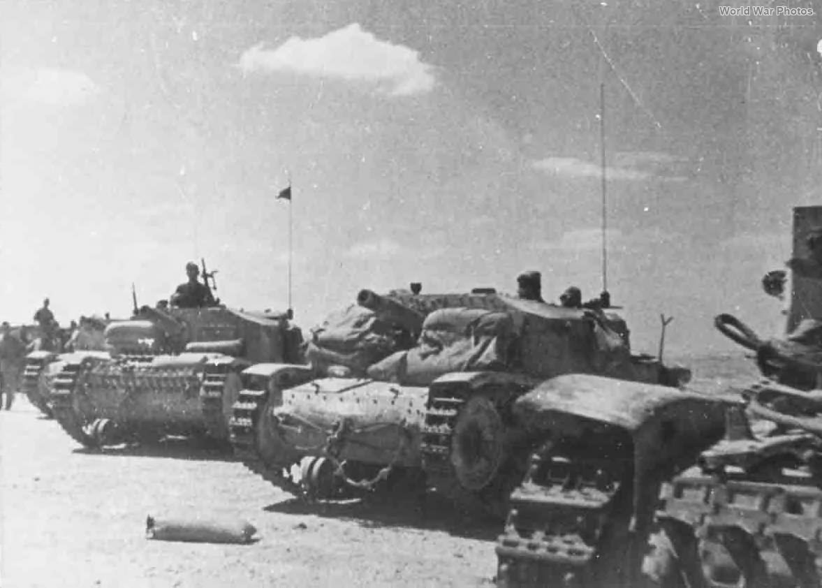 1942年,北非战场,意军Semovente 75/18自行火炮正在沙漠中机动,执行对盟军装甲部队的打击任务。