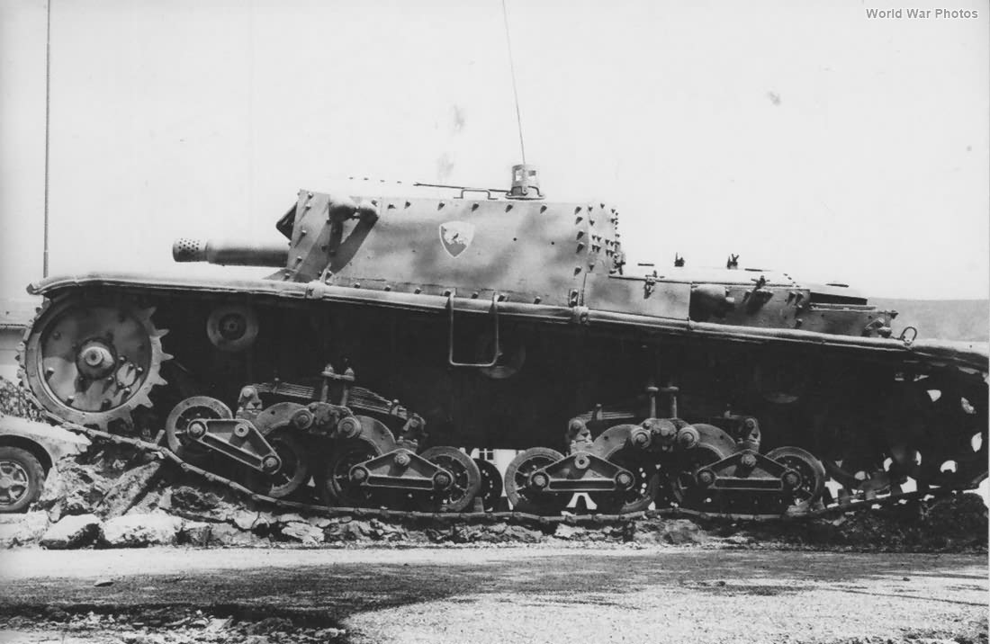 北非战场,隶属意军「公羊」装甲师的Semovente 75/18自行火炮。