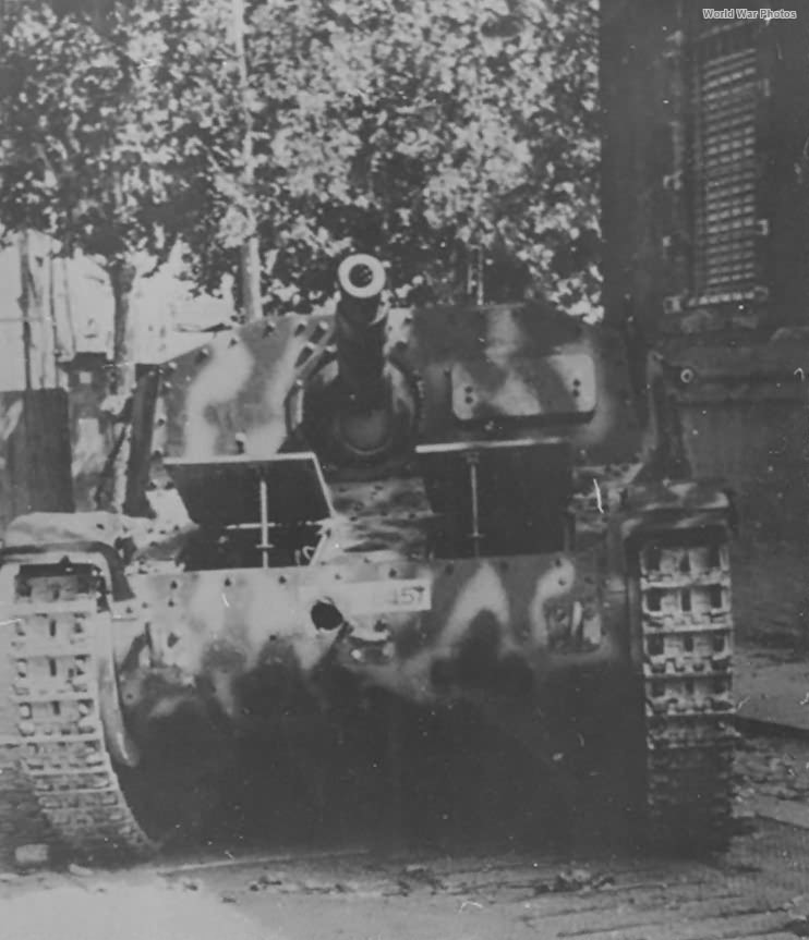 1943年9月,罗马,意军Semovente 75/18自行火炮参与首都防卫作战。