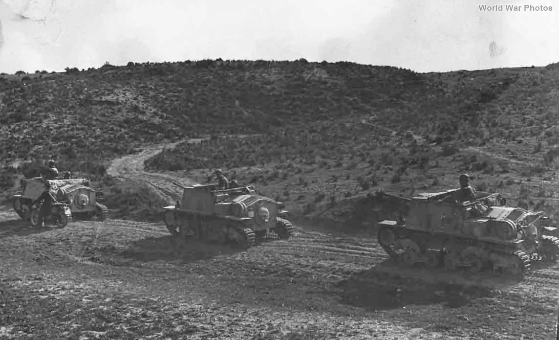 1943年,一列行进中的意军Semovente 47/32自行火炮。