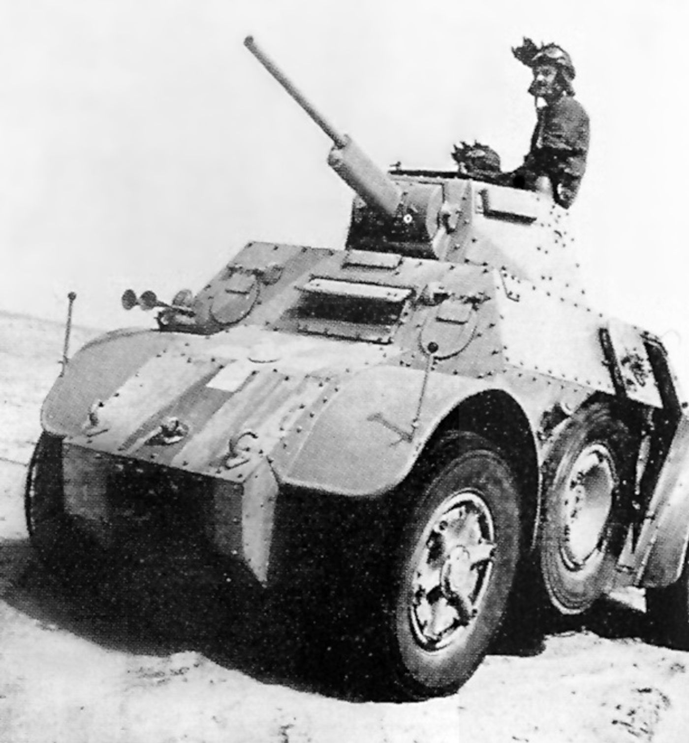 1941至1942年间，北非沙漠战场，意军Autoblinda AB 41装甲车执行侦察任务，凭借高速与灵活性在「北非战役」中担任部队前导。