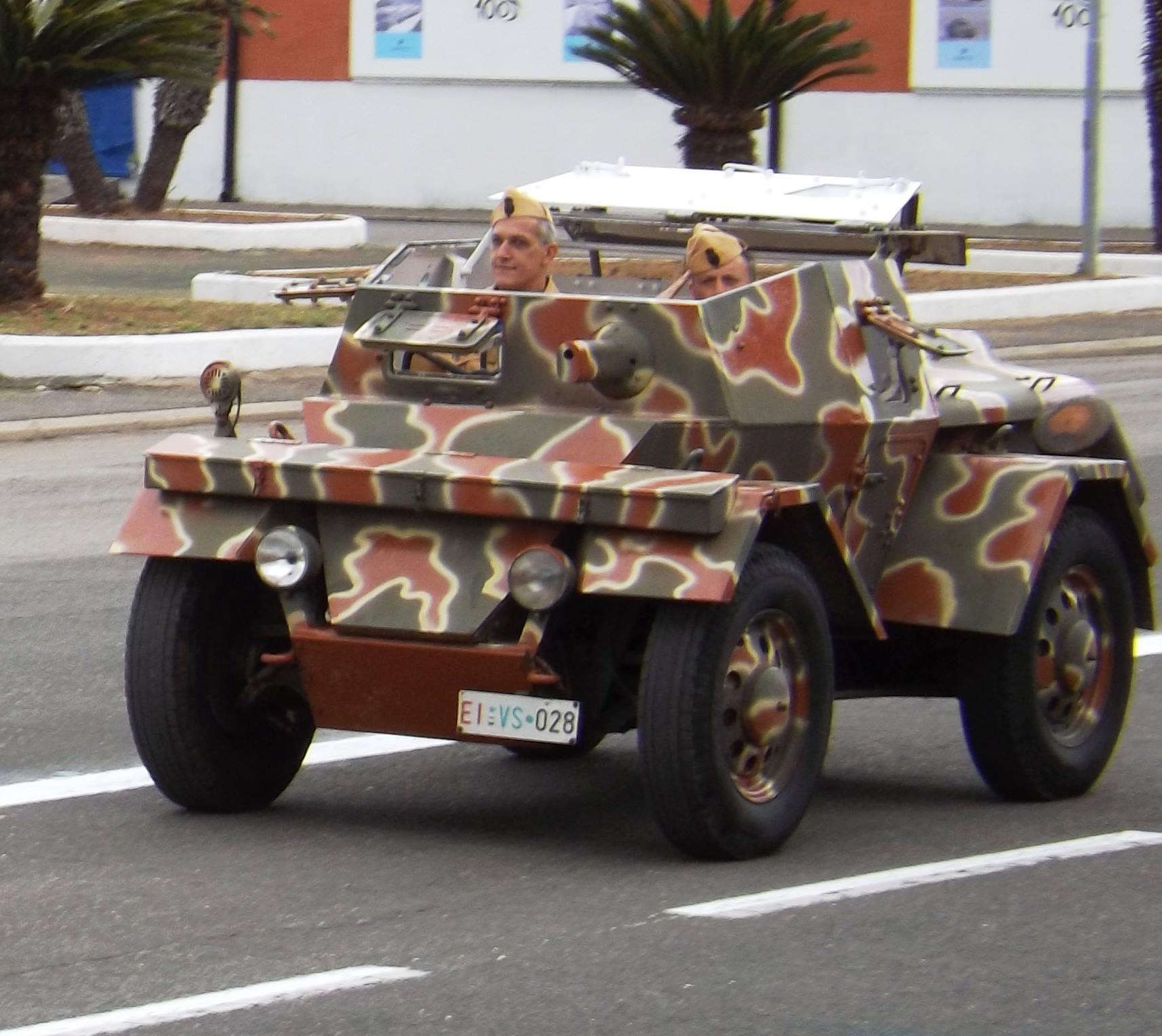 一辆战后修复的 Autoblinda Lancia Lince 轻型轮式装甲车（武器已拆除）。