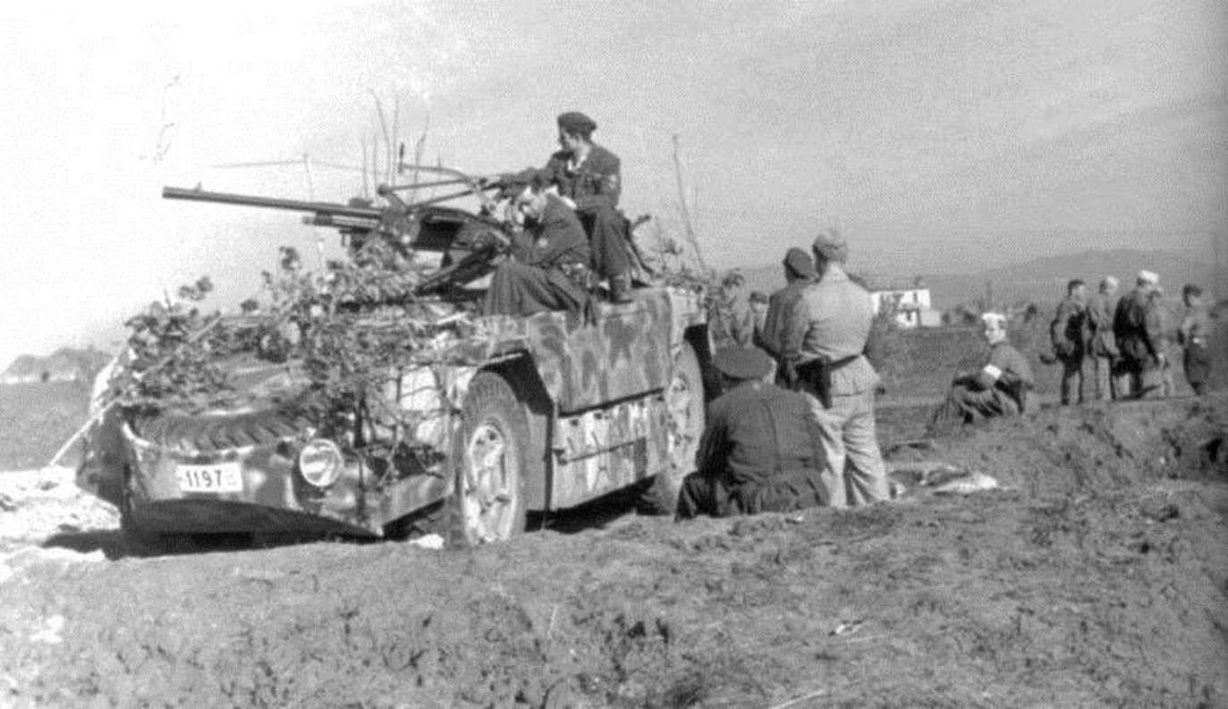 1943年，一辆隶属于意大利第二伞兵师、编号「1197B」、装备布雷达20/65型火炮的AS.42装甲车。这年冬季，该车乘组在乌克兰草原上以德军身份参与了和苏军的冬季作战。
