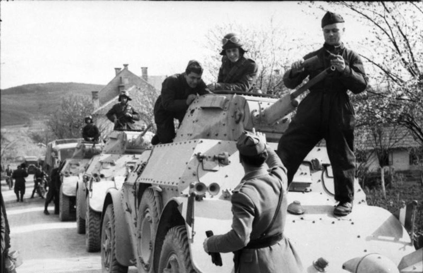 1942至1943年间，巴尔干战场，一队意军AB 41装甲车（德国联邦档案馆照片）。