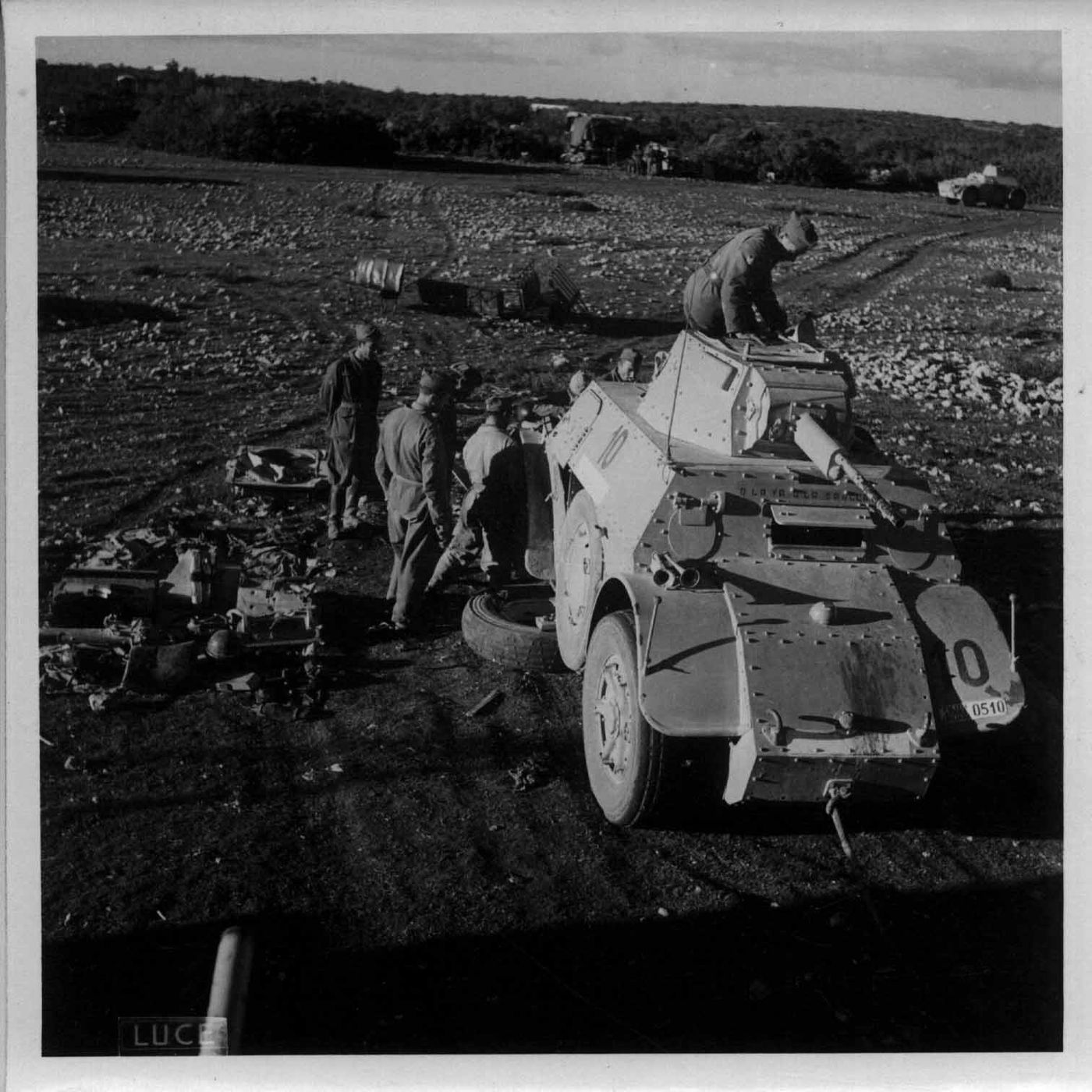 1941年冬，东非战场，意军士兵正在维修一辆AB 41装甲车，反映其在「东非战役」中的持续使用。