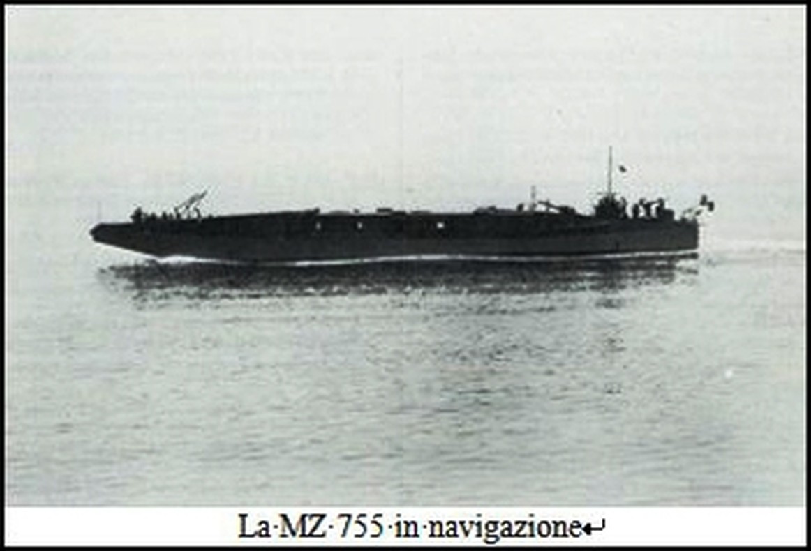 墨西拿海峡沉没的MZ级摩托驳船MZ 755号残骸，该舰1943年8月在西西里撤退期间于卡波阿尔米附近遭空袭重创后搁浅沉没。
