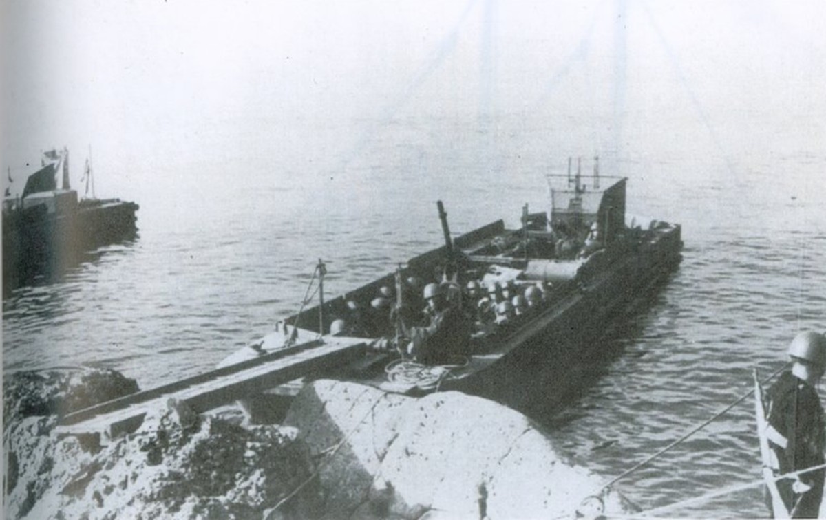 1942年10月，在利沃诺海岸作登陆训练的MZ级摩托驳船。