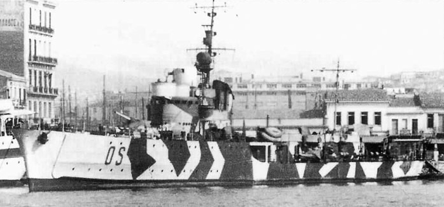 1942年，停泊在港口、涂有战时迷彩的奥萨号（Orsa）鱼雷艇。