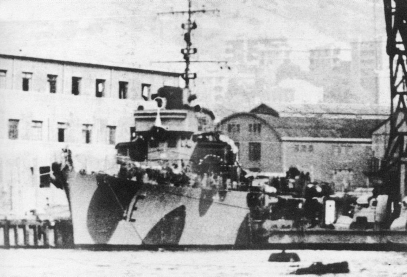 1943年8月23日，停泊在热那亚港内的白羊号鱼雷艇，此时它已涂上了战时迷彩。