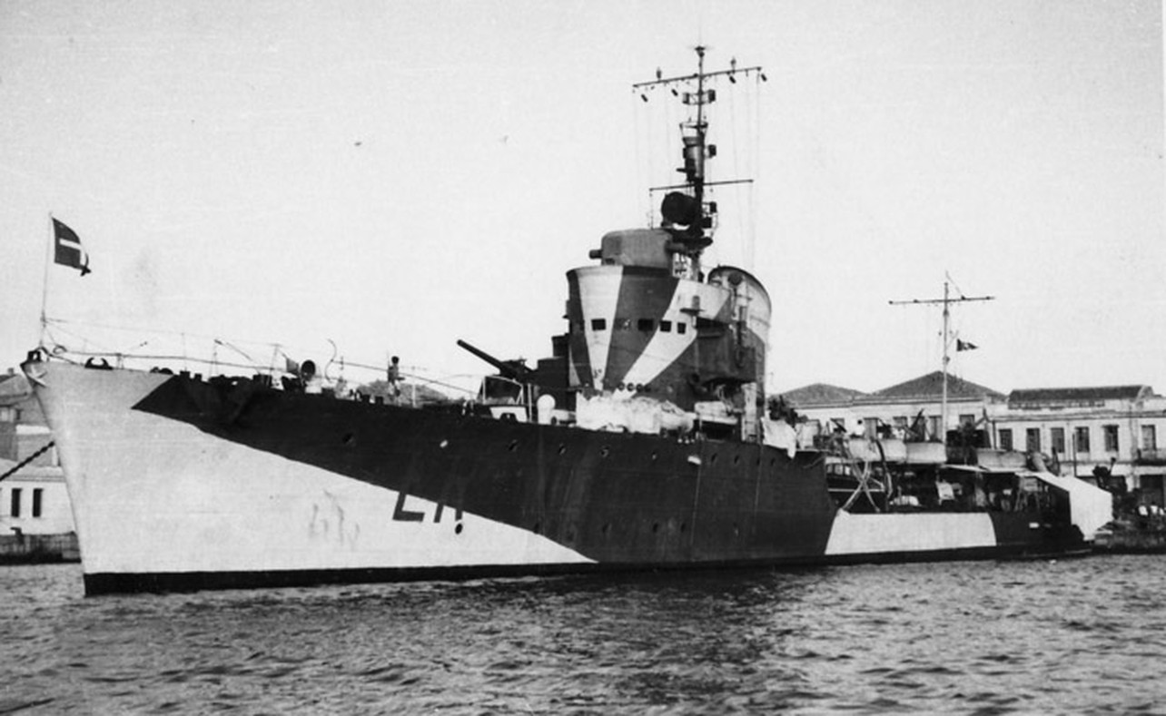 1942年，涂抹了战时迷彩的意大利斯皮卡级鱼雷艇里拉号（Lira）。