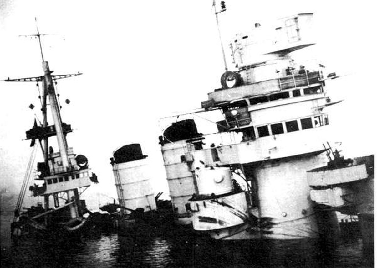 1940年11月塔兰托夜袭后，坐沉在塔兰托港内的加富尔伯爵号战列舰。英军舰载机发射的鱼雷命中该舰并造成严重进水，使其搁坐于港底，此后虽被打捞出水但始终未能修复服役。