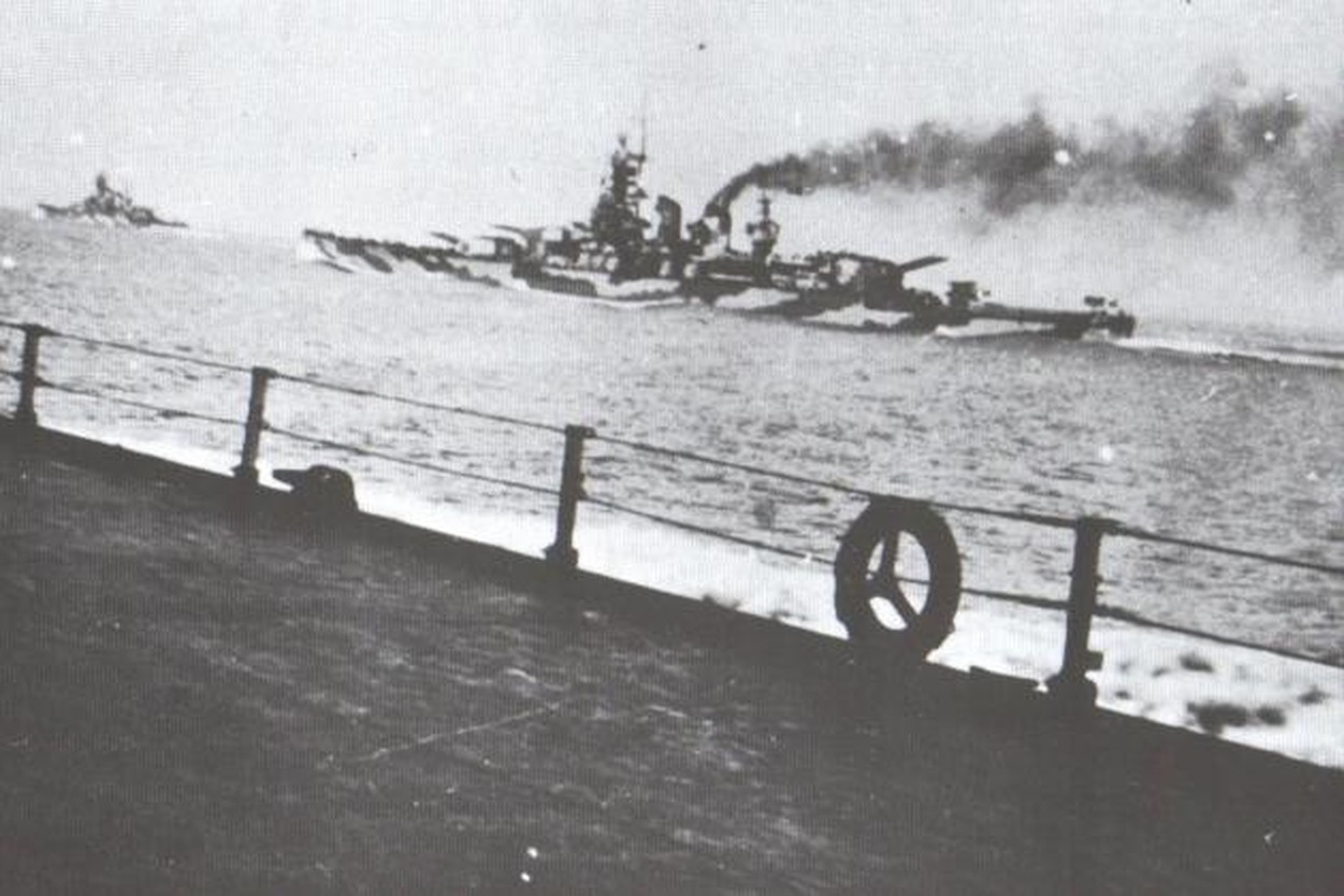 1943年9月9日，在意大利与盟军签署停战协定后，这支舰队正从拉斯佩齐亚驶向拉马达莱纳，照片从维托里奥·维内托号舰桥方向上拍摄到罗马号（左）与意大利号（前利托里奥号）。次日，意大利号与维托里奥·维内托号驶抵马耳他向盟军投降。