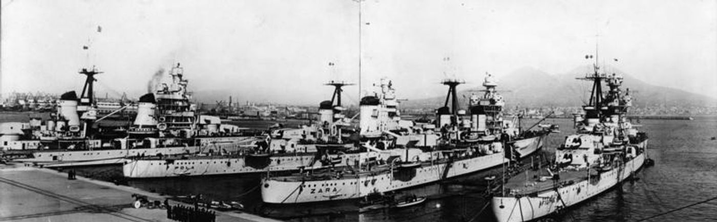 那不勒斯湾中集结的扎拉级重巡洋舰群。该级以150毫米主装甲带著称,是当时世界上防护最出色的条约重巡洋舰,二战中主要承担地中海护航与拦截任务。