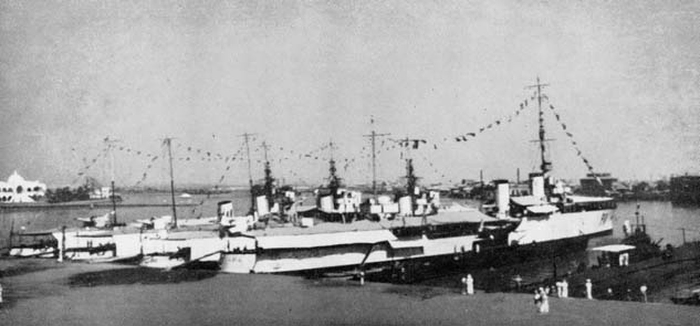 1940年，停泊在马萨瓦港的意大利皇家海军驱逐舰编队。狮级三舰（狮、虎、豹）与扫罗级驱逐舰共同构成红海舰队的第5驱逐舰中队，在「东非战役」初期多次出击骚扰英军经由红海的护航航运。