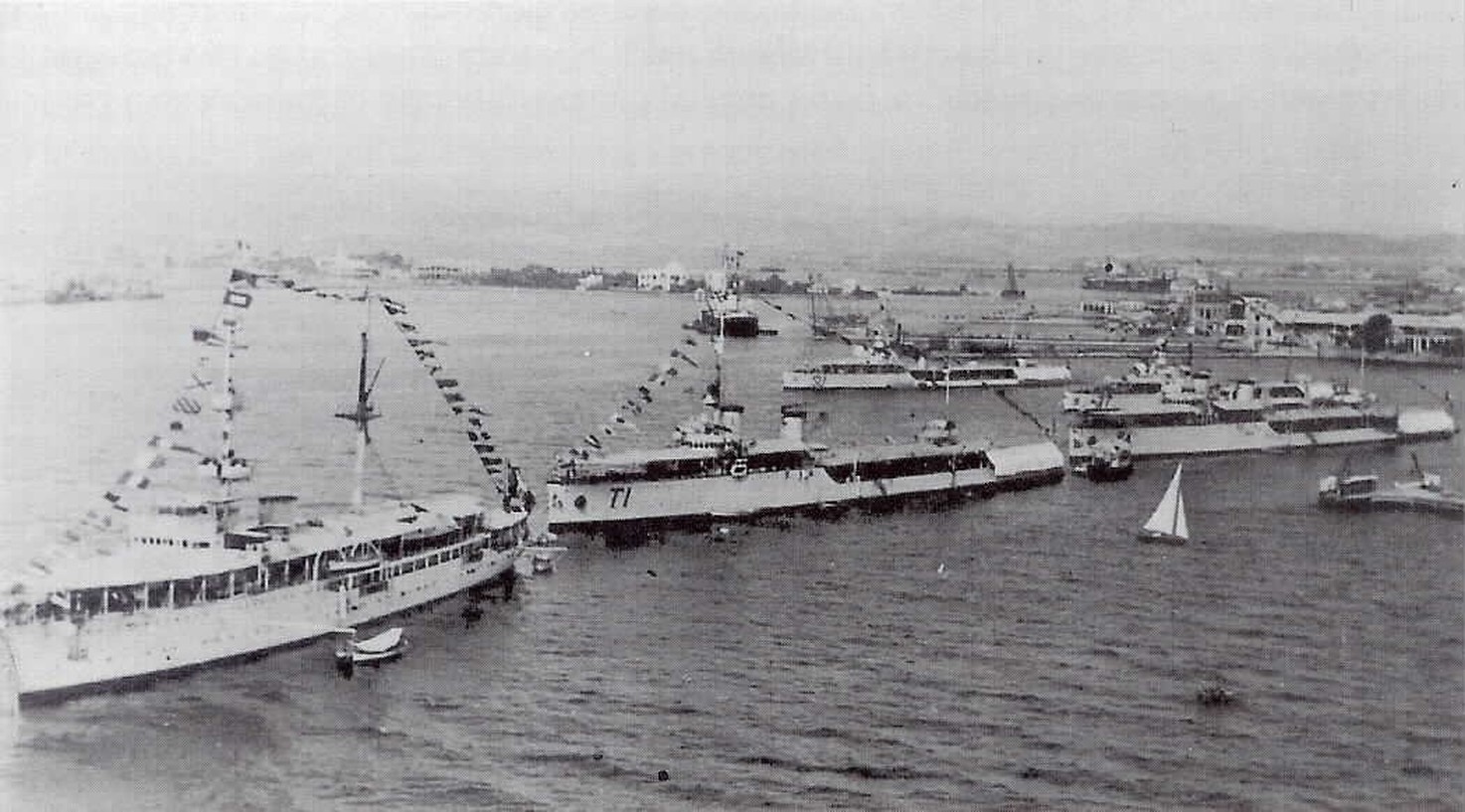 1940年，停泊在马萨瓦锚地的意大利皇家海军舰艇编队，可见狮级驱逐舰等舰。红海舰队以马萨瓦为基地，长期威胁英军由亚丁湾经红海通往苏伊士运河的补给线。