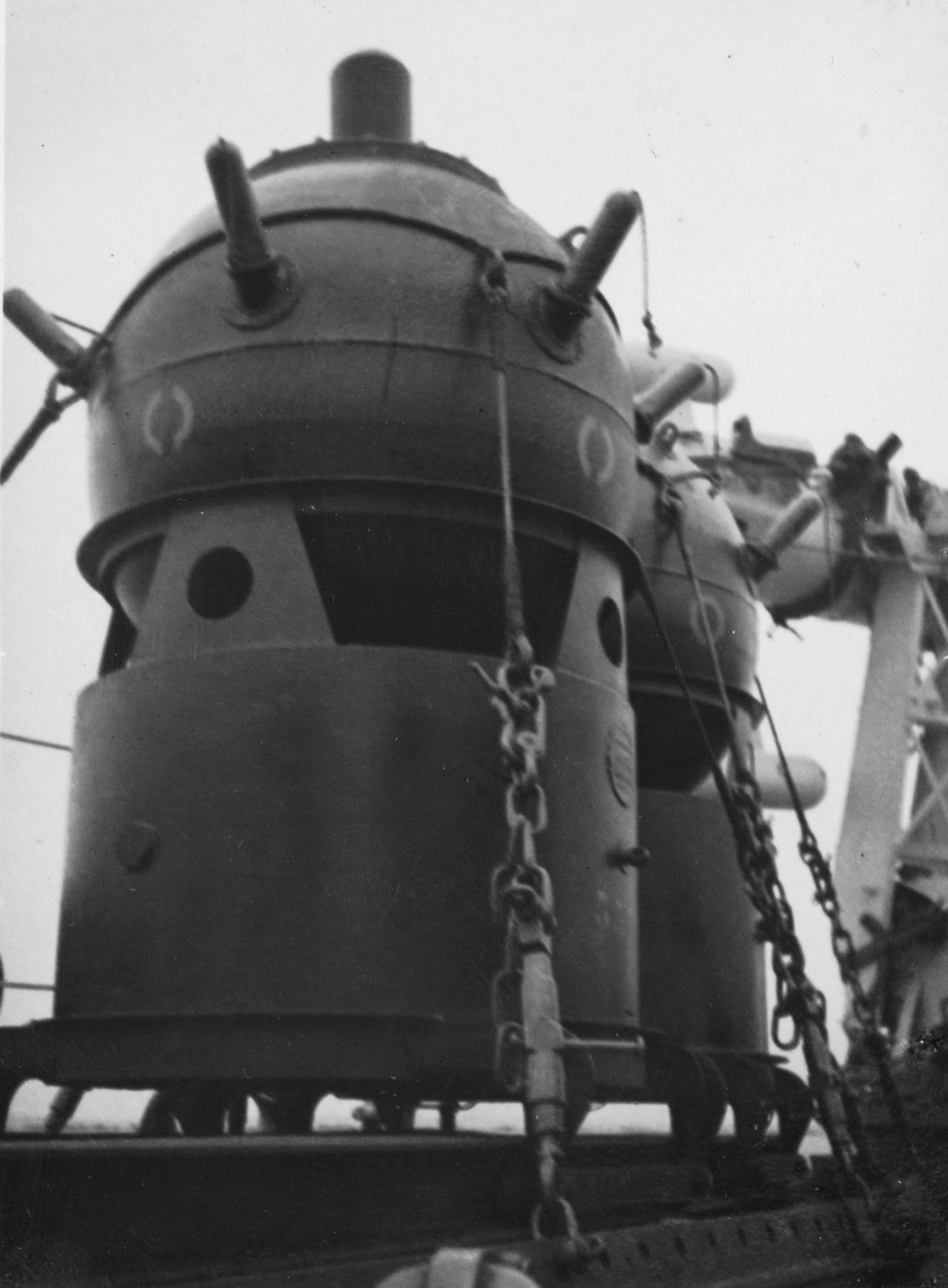 1940年4月，西北风号甲板上正在装载水雷。该级舰可携带多达56枚水雷，二战中承担了大量地中海布雷任务，1940年8月英军驱逐舰“好斗者”号（Hostile）便是在其布设的雷区触雷沉没。