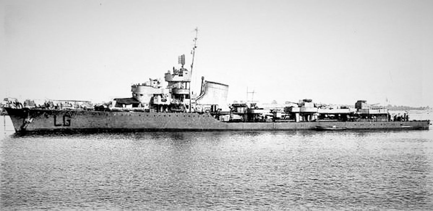 航行中的军团号（舷号LG）。该舰为第二批次，1942年5月服役，装备德制FuMO 21雷达，是意大利海军最早装备雷达的驱逐舰之一，战后转让法国更名迪沙福号。