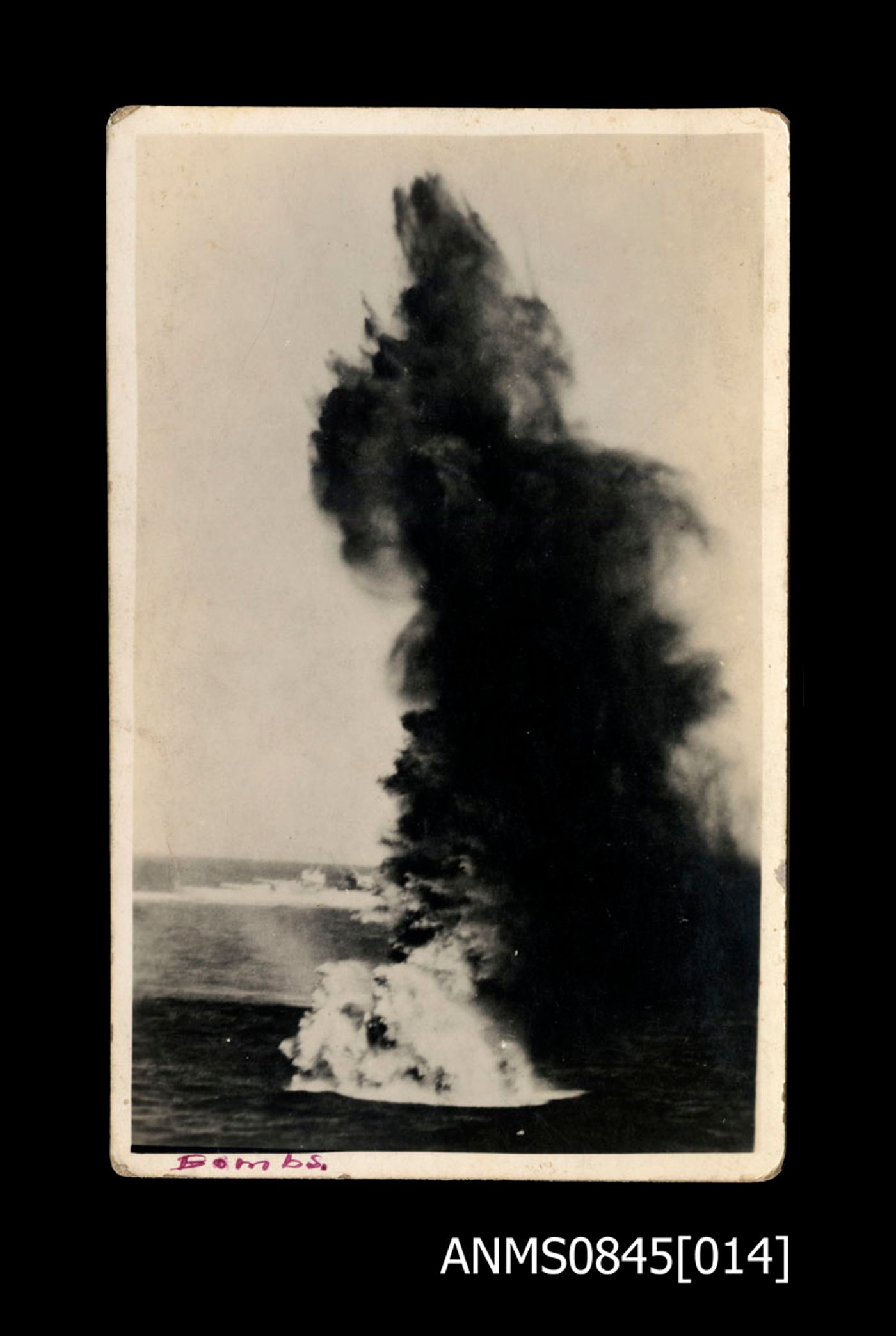 1940年6月28日「埃斯佩罗护航队海战」，澳大利亚巡洋舰悉尼号（HMAS Sydney）正在向意大利舰队开炮。此役中旋风级三艘满载军需驶往北非的舰艇被英国舰队截击，西风号主动殿后掩护姊妹舰脱逃，最终被悉尼号击沉。