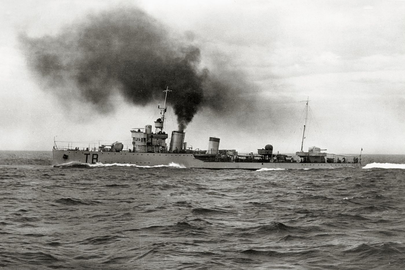 航行中的旋风号驱逐舰，舰艏可见其代号TB。旋风号为旋风级首舰，1943年意大利停战后被德军俘获改名TA14，1944年9月16日在萨拉米斯被美军空袭炸沉。