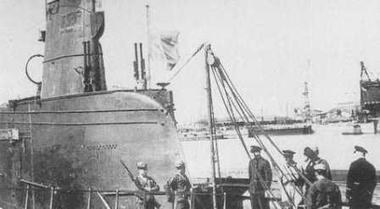 1940年,马拉斯皮纳号停泊于法国波尔多BETASOM基地,甲板上可见艇员正在装载鱼雷,为投入大西洋破交战做准备。
