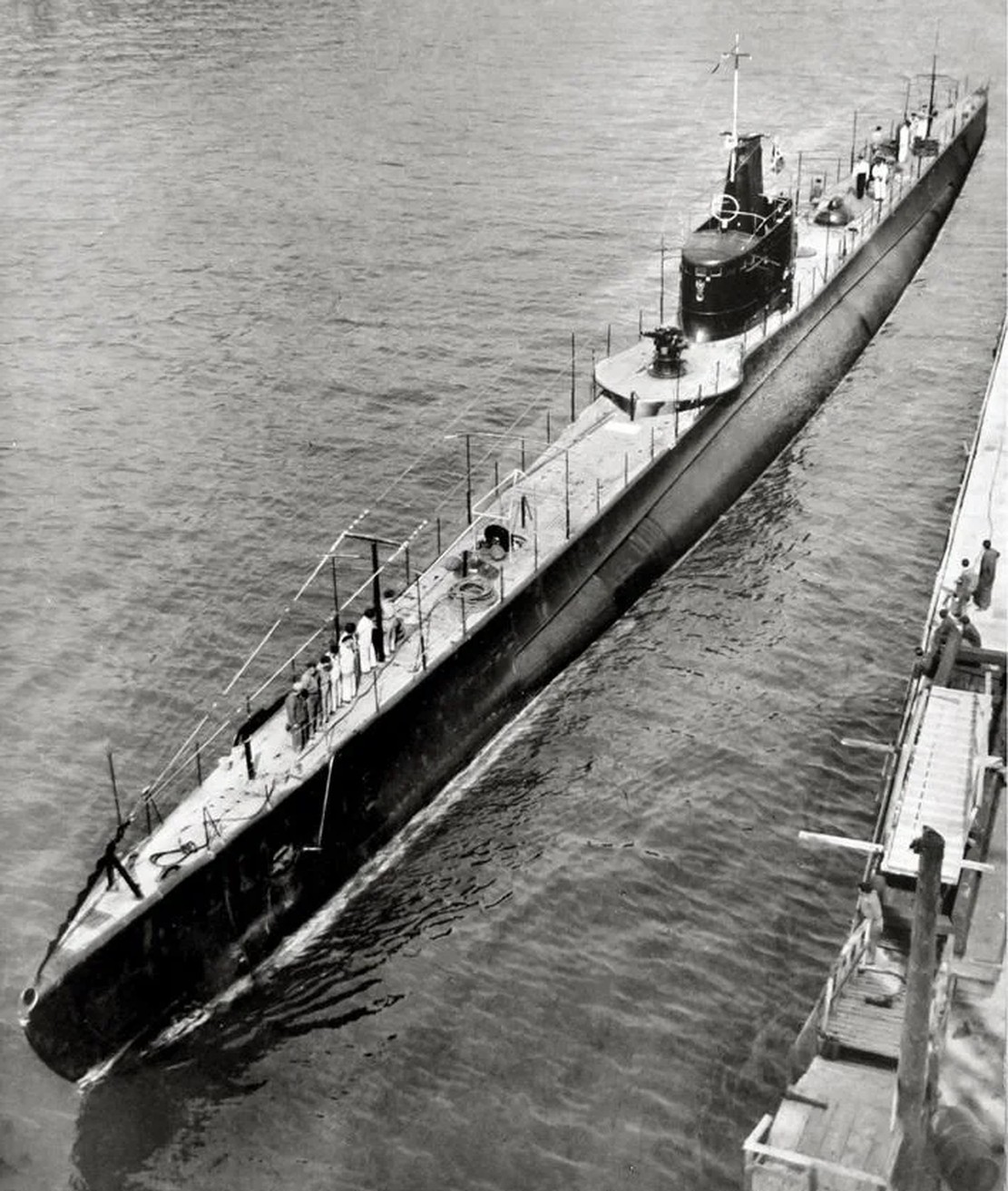 1940年,米凯莱·比安基号停泊在拉斯佩齐亚港,系泊于小艇旁,即将启程奔赴大西洋战场。