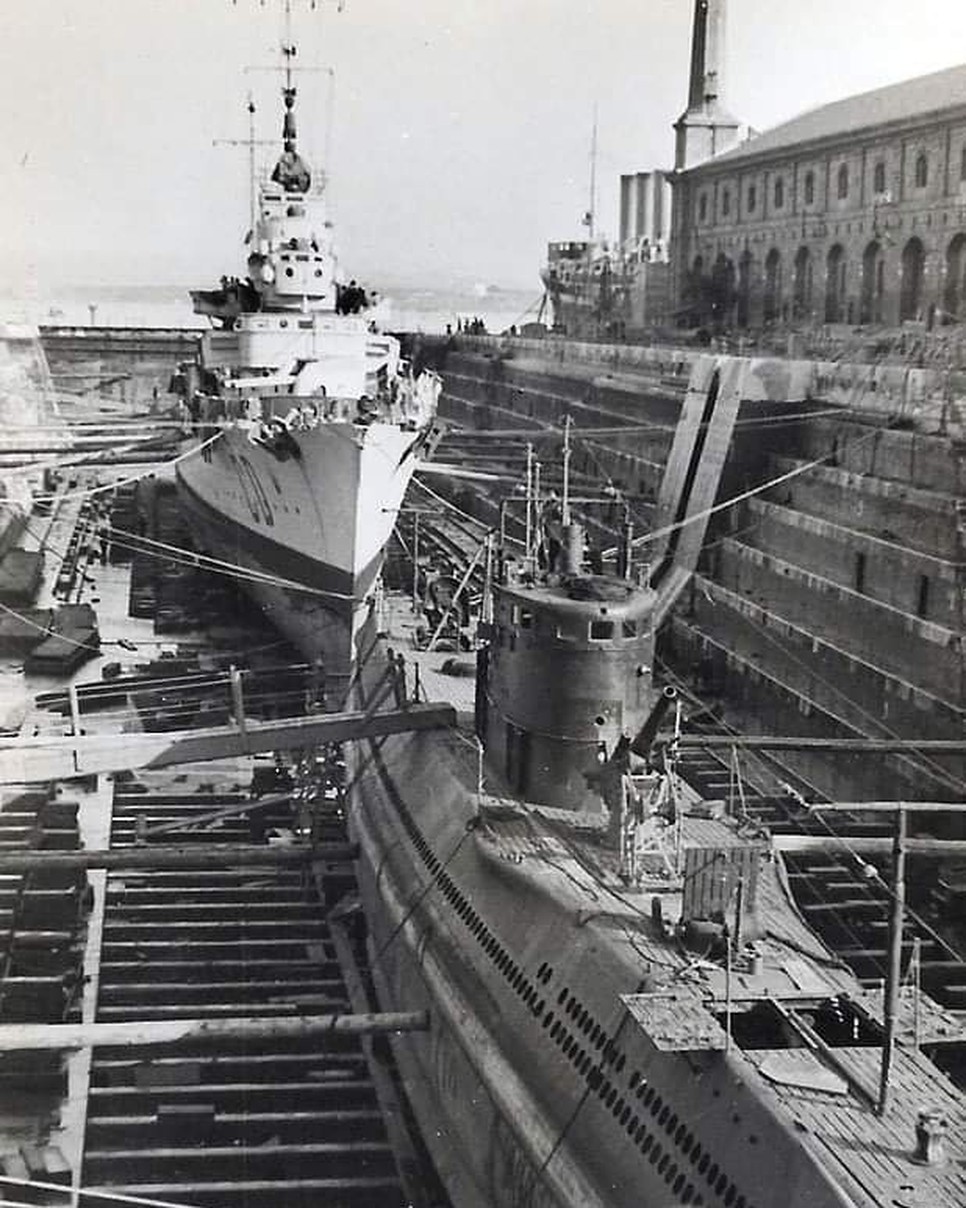 1940年,在塔兰托港干船坞里同时维修建造的一艘阿尔戈英雄级萨尔彭特号潜艇(Serpente)与一艘奥里亚尼级卡尔杜齐号号驱逐舰(Carducci)。