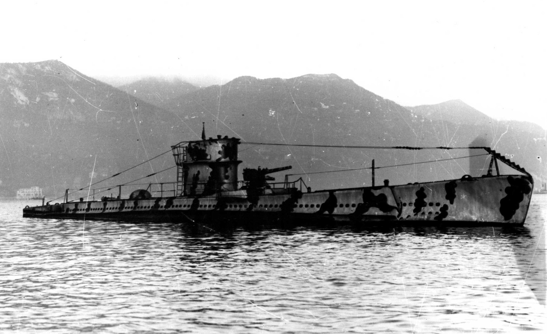 二战期间涂上了战时迷彩的意大利潜艇珍珠号。1940年,该艇驻扎在红海时曾遭遇一起严重的煤气中毒事故,其后在意属厄立特里亚陷落时,该艇通过一次绕非洲大陆的冒险航行回到法国。