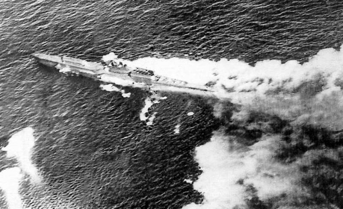 1940年9月30日,意大利阿杜阿级贡达尔号潜艇在遭受英国飞机空袭时被拍下。这张照片捕捉到了潜艇沉没前的关键时刻画面,甲板上清楚可见用于运送攻击艇的运输圆筒。这些圆筒是用来装载和投放慢速蛙人载具以执行隐蔽行动的。
