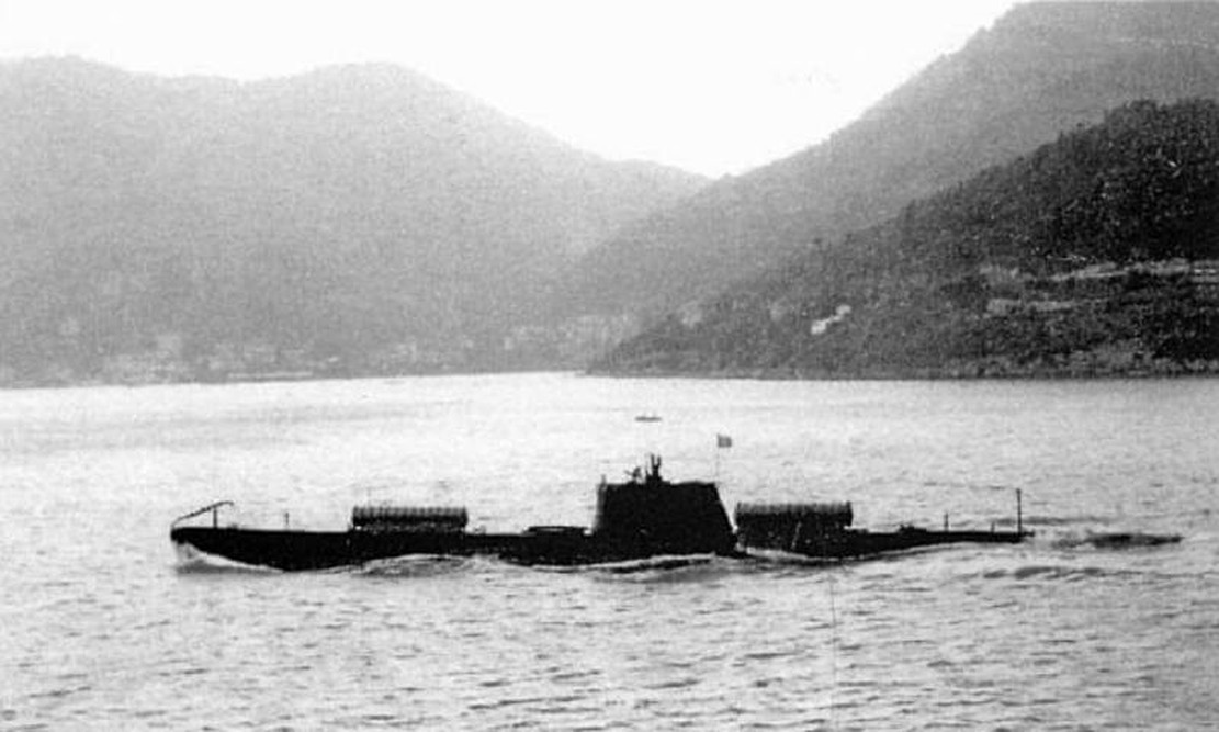 1940年10月19日,配备了SLC装置的意大利阿杜阿级雪丽号潜艇(Scirè)从拉斯佩齐亚启航,这次出航是意大利为了改进水下突击器的运输和发射机制而进行的系列试验之一。