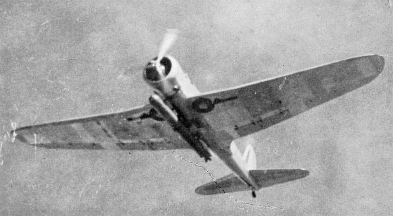 九七舰攻(B5N1,盟军代号「Kate」)原型机的试飞画面,其机腹下挂载的可能是九一式航空鱼雷训练弹。
