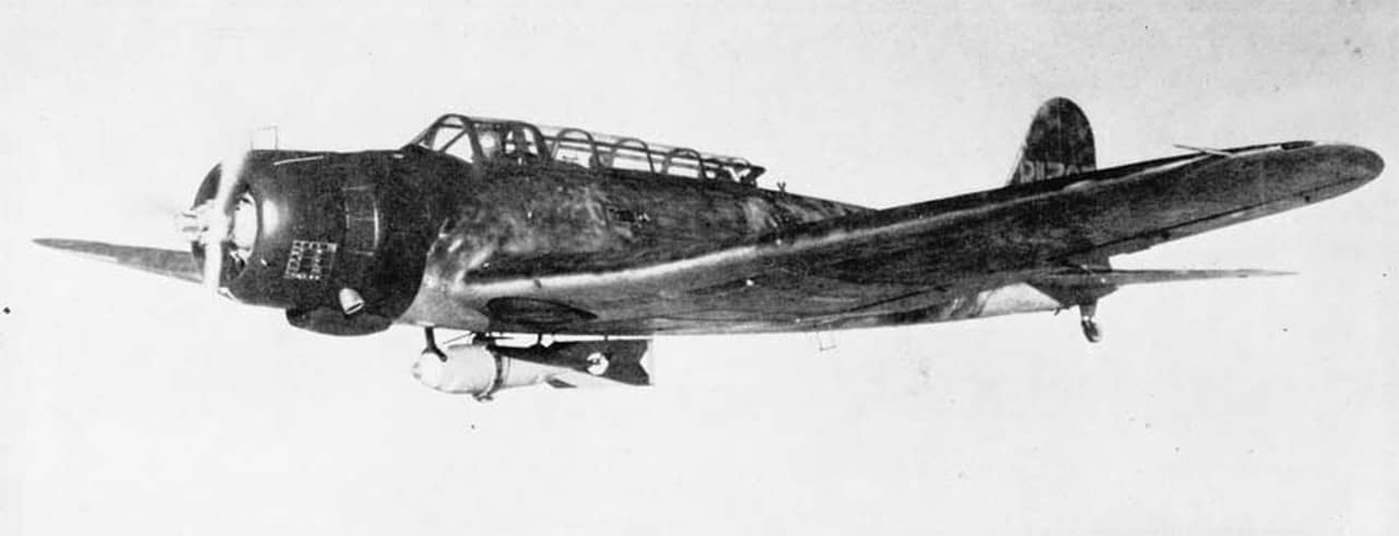 1941年12月7日「珍珠港事件」当天清晨,从航空母舰「加贺」号上起飞出击的九七舰攻(B5N)准备扑向珍珠港,机腹下清晰可见挂载的九九式800千克穿甲航弹。