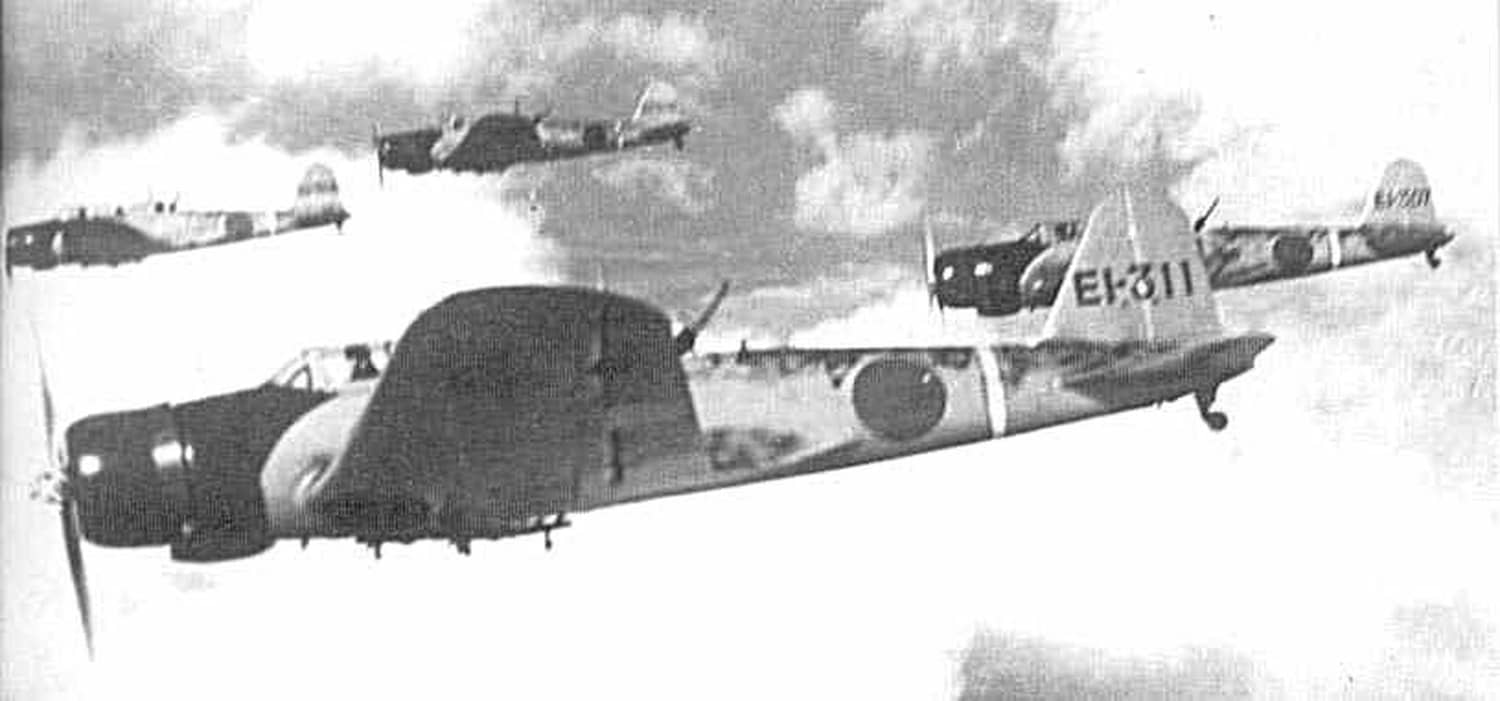 1943年,从「翔鹤」号航母起飞的一队中岛九七舰攻二型(B5N2)轰炸机。