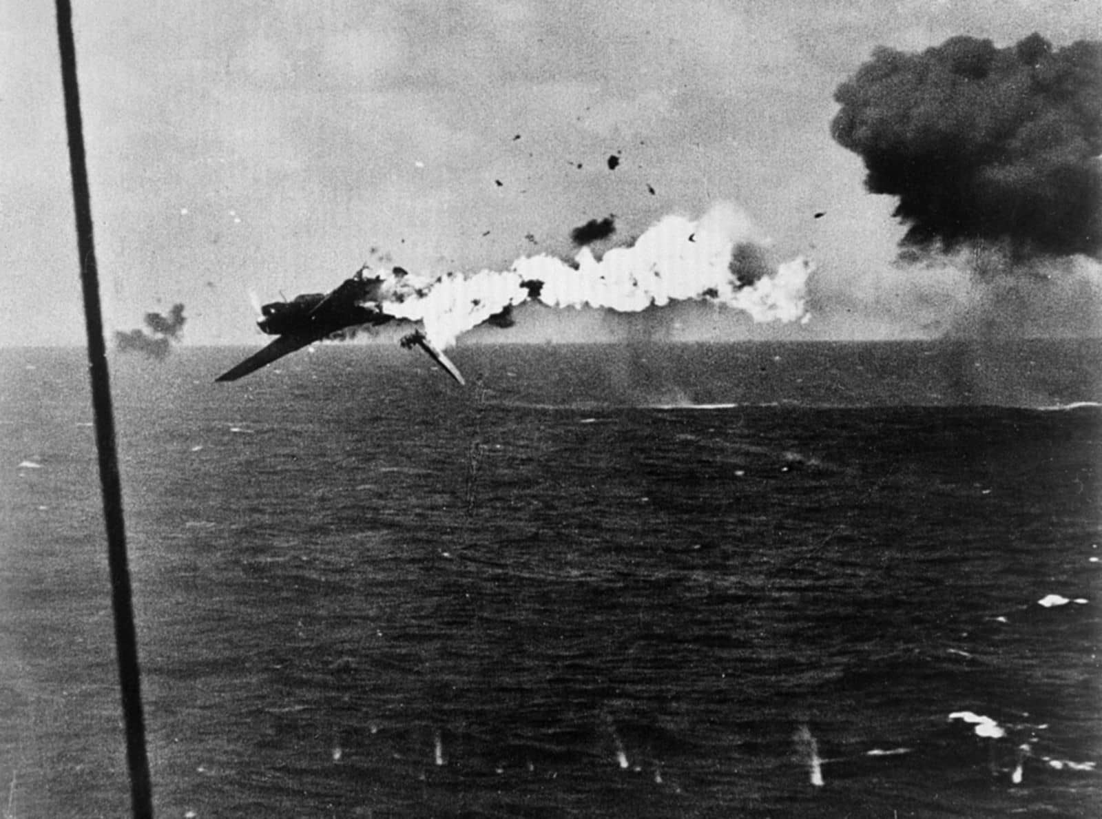 这是一幅著名的战地照片 —— 1943年12月4日,一架天山舰上攻击机(B6N)在夸贾林环礁附近被美军约克城号航母的高射炮直接命中,凌空爆炸。