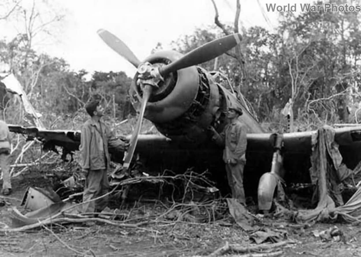 1944年,美国海军陆战队第1师士兵发现的一架日军九九舰爆(D3A2)轰炸机残骸。