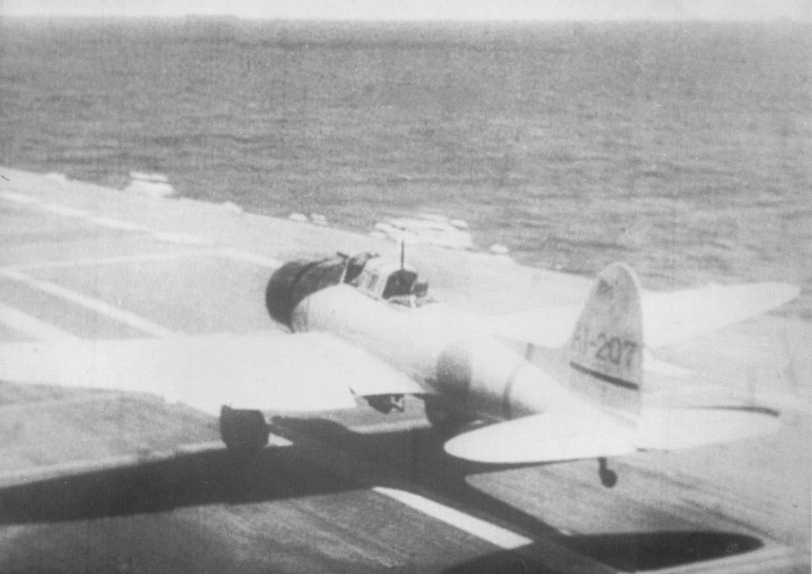 1942年4月,印度洋作战期间,从航空母舰「赤城」号起飞的九九式舰上轰炸机编队出击,此次行动中该机种击沉了英国重巡洋舰「康沃尔」号、「多塞特郡」号等舰。
