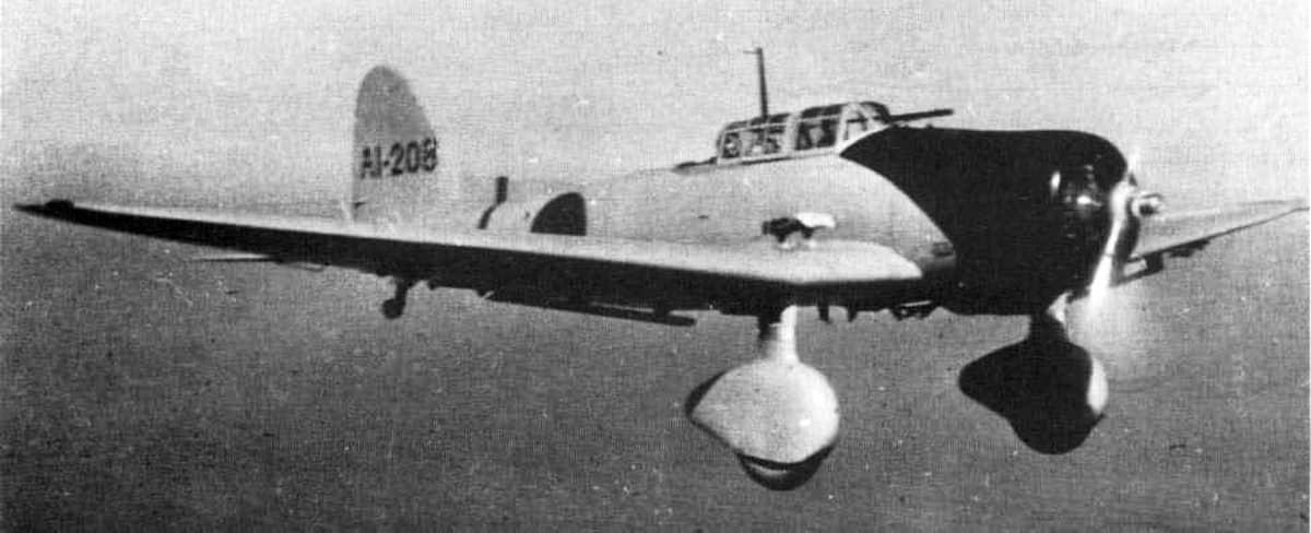 从航空母舰「赤城」号起飞的九九式舰上轰炸机(编号:「AI-208」),其与上一幅图正在起飞的「AI-207」同属一个飞行中队。