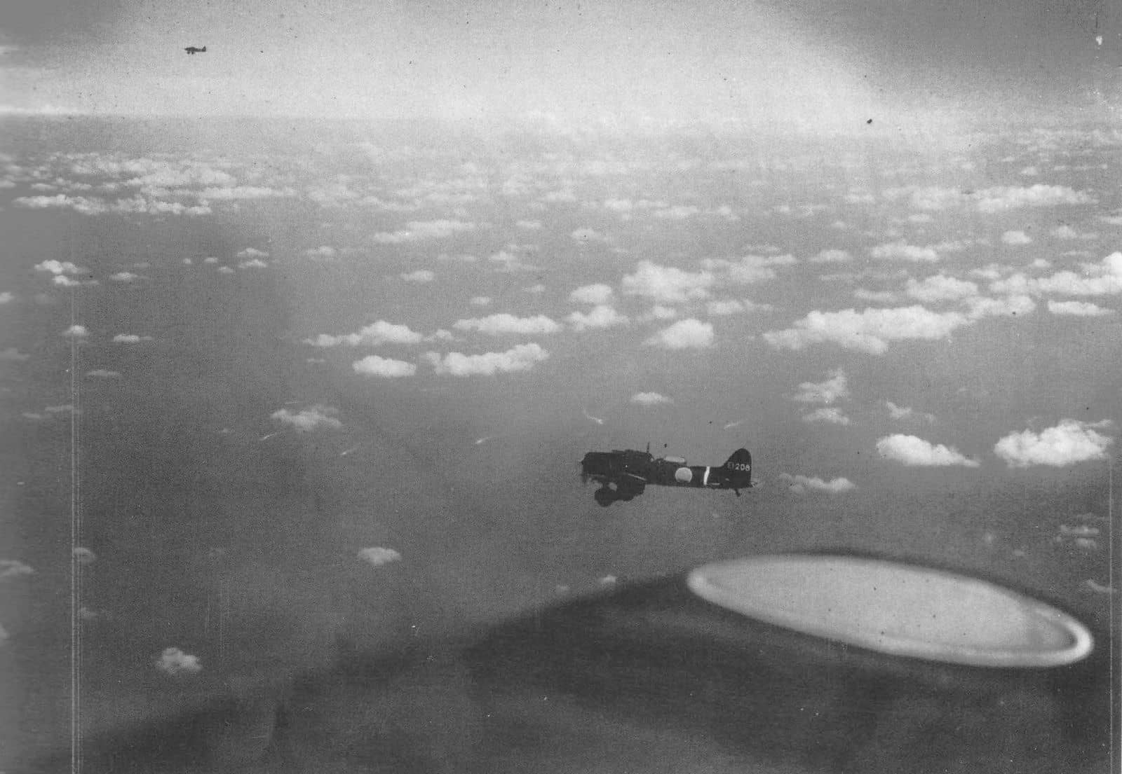1942年5月,珊瑚海海战期间,挂载炸弹的九九式舰上轰炸机编队出击,此役双方航母首次相击,虽未分出胜负,却挫败了日军进攻莫尔斯比港的企图。