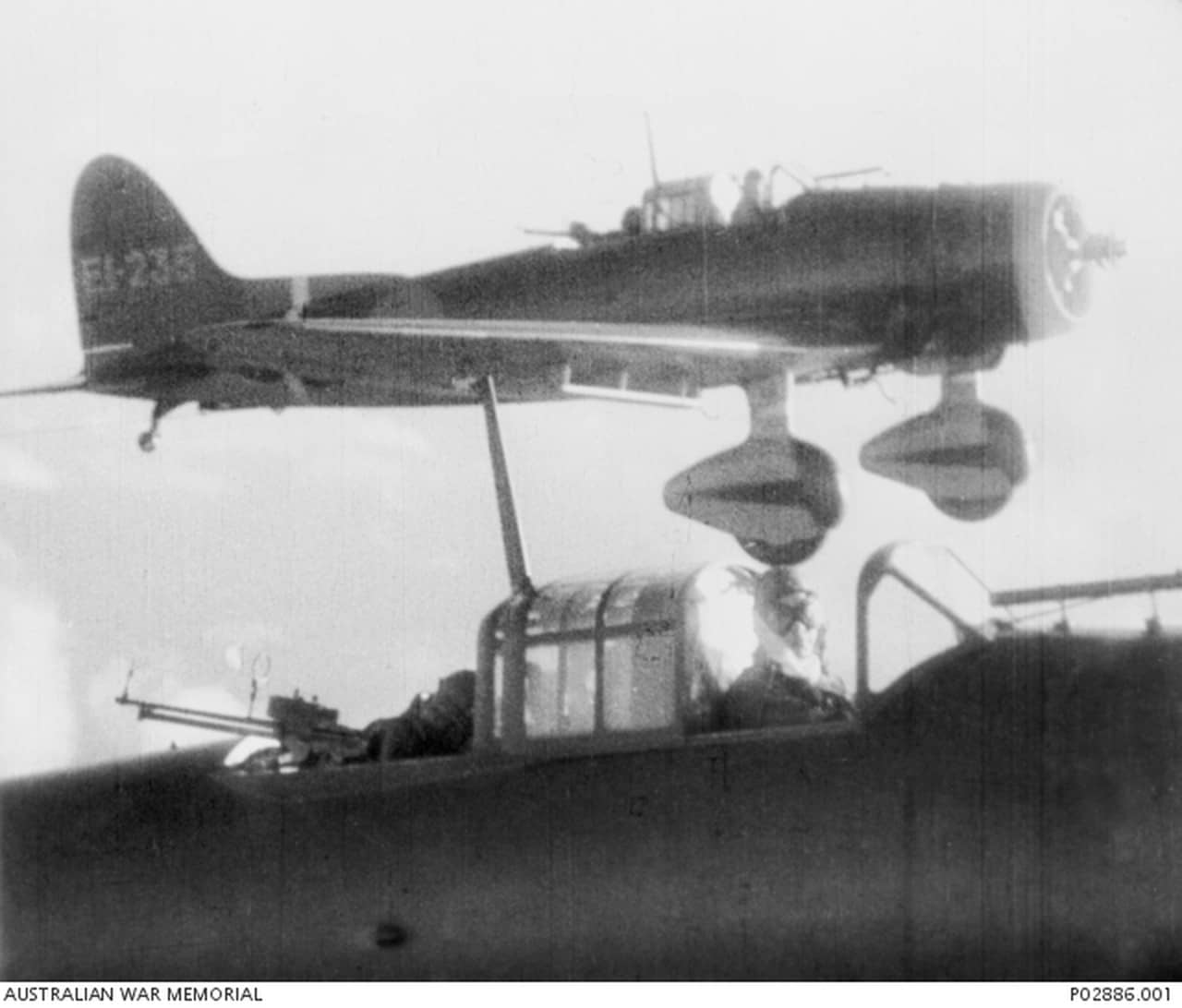 1942年8月,东所罗门海战期间,从「翔鹤」号航空母舰上起飞的九九舰爆(D3A1)在攻击美军「企业」号(CV-6)航空母舰后返回母舰。