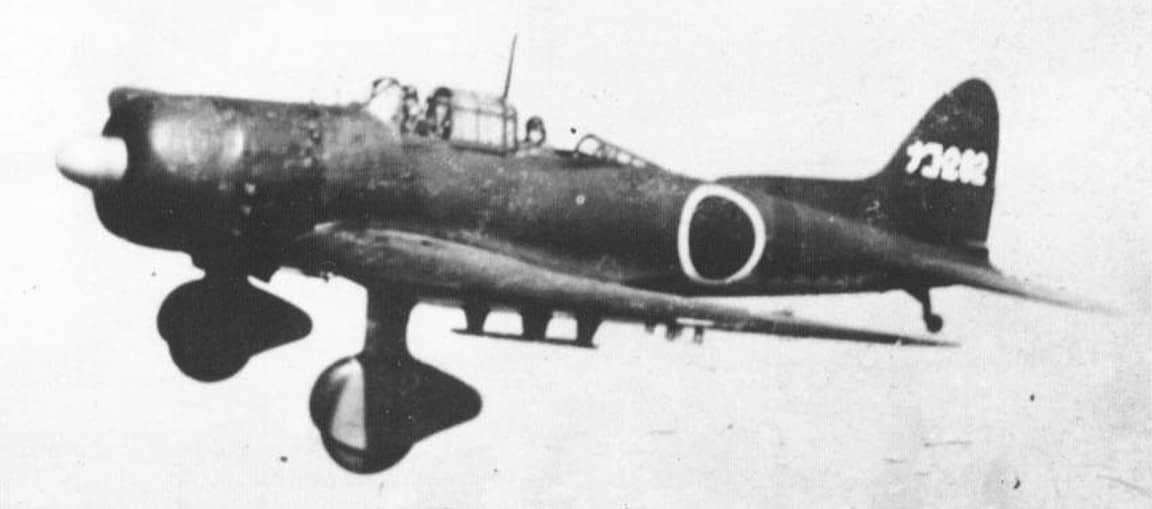 一架隶属名古屋航空队的九九式舰上轰炸机(D3A2)。