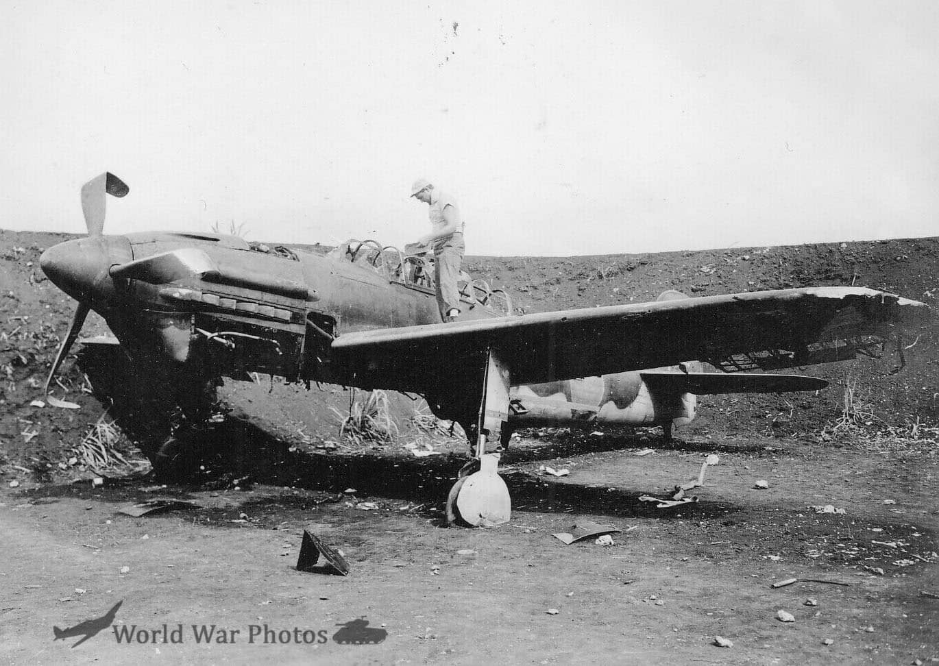 1944年7月,马里亚纳群岛天宁岛机场,一架被美军缴获、已损毁的彗星舰上轰炸机(D4Y2)。