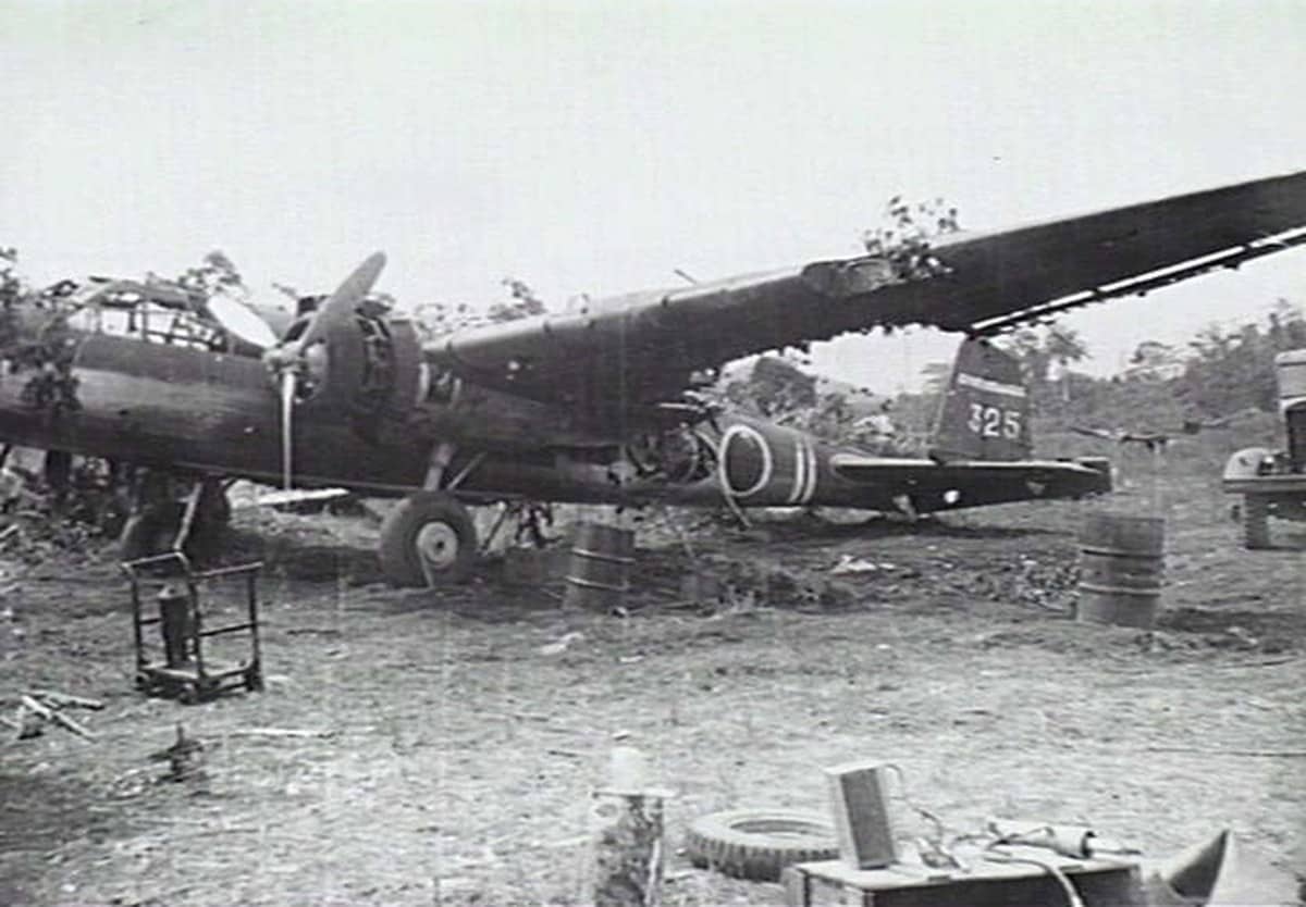 1943年10月2日,新几内亚莱城(Lae),一架被大火烧毁的日本三菱九六陆攻(G3M2)轰炸机(垂尾编号「325」)。盟军情报部门专门收集了此架飞机的残骸碎片用以评估分析该型战机的生产情况与性能指标。