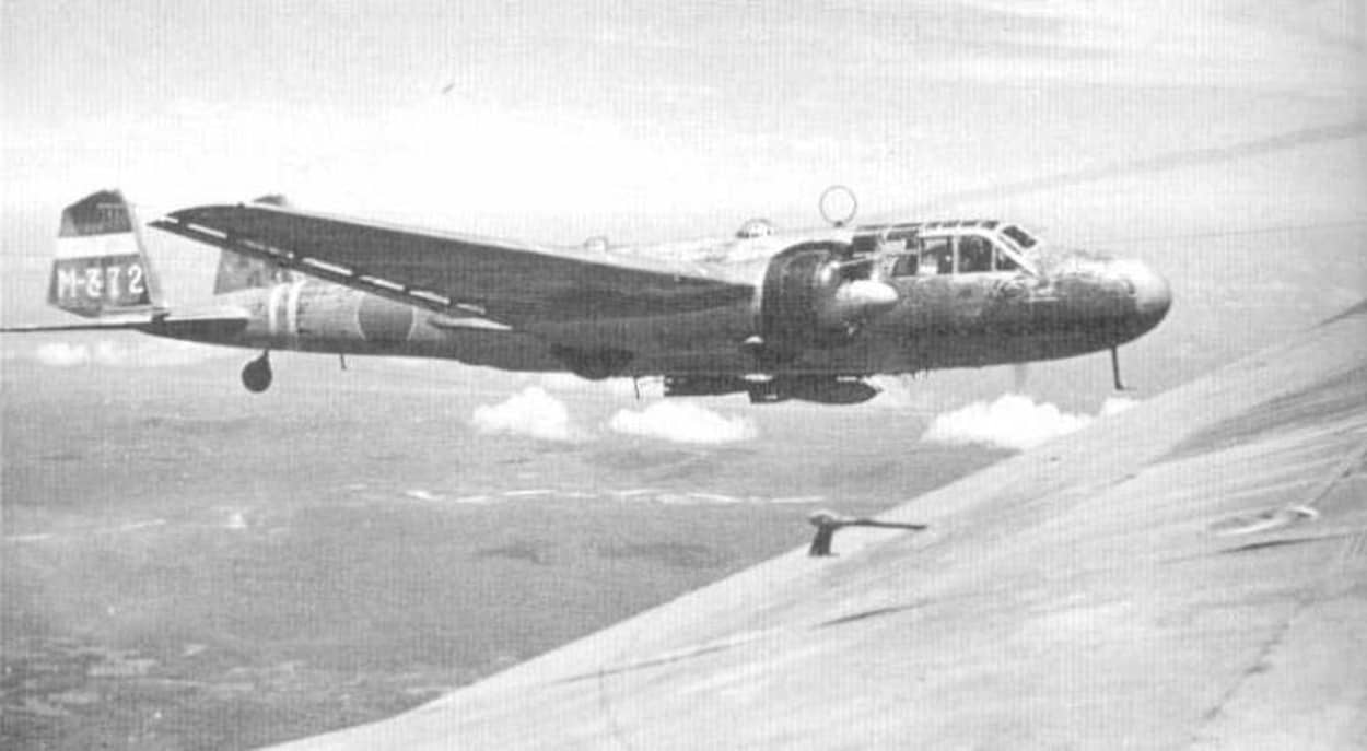 飞行中的御幌航空队(Mihoro Kokutai)所属九六陆攻二式(G3M2)轰炸机,该航空队是击沉英国皇家海军「Z舰队」(Force Z)的部队之一。