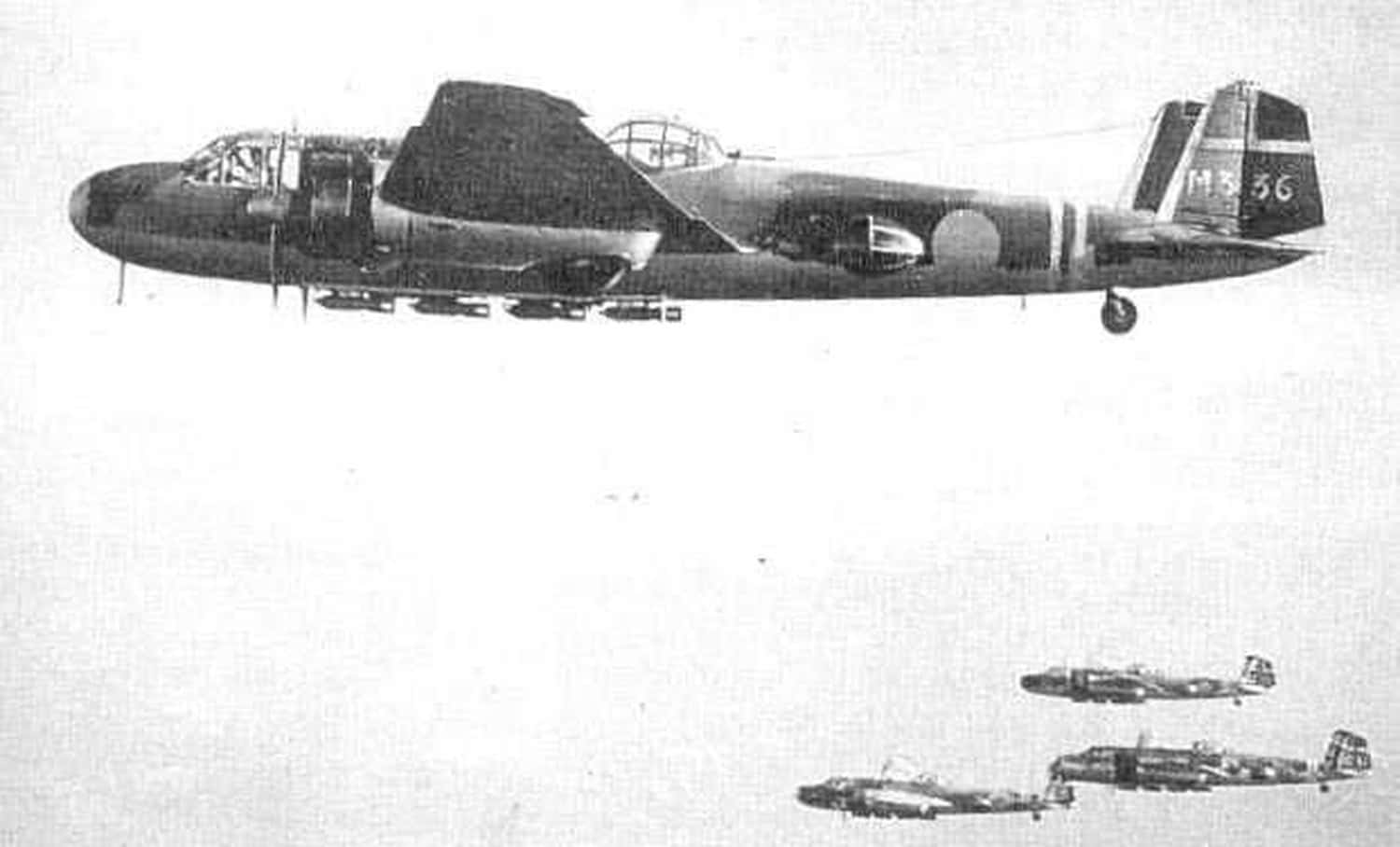 挂载航弹、编队飞行的海军九六式陆上攻击机(G3M2)。