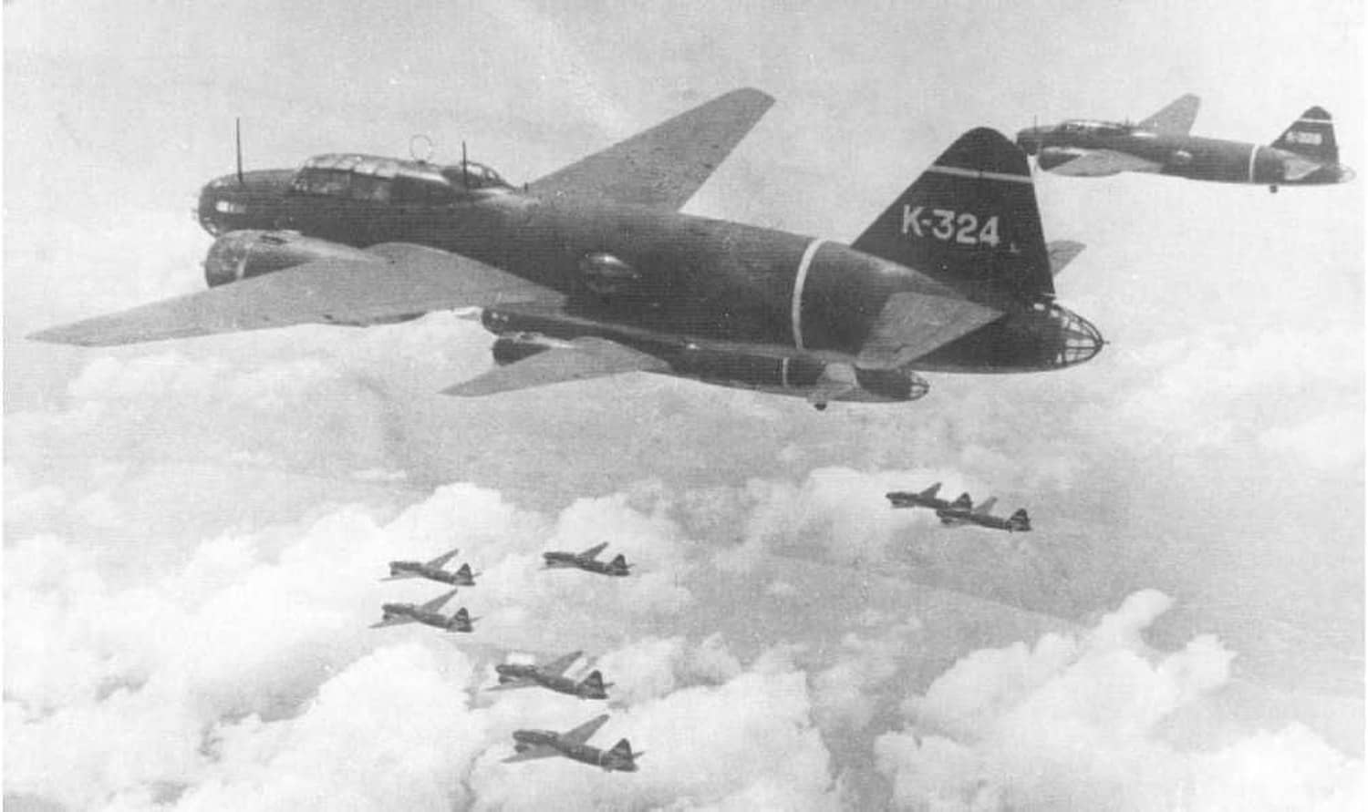 鹿屋航空队装备的早期生产型一式陆攻(G4M1,盟军代号「Betty」),其配备了原始形状的尾锥舱室。